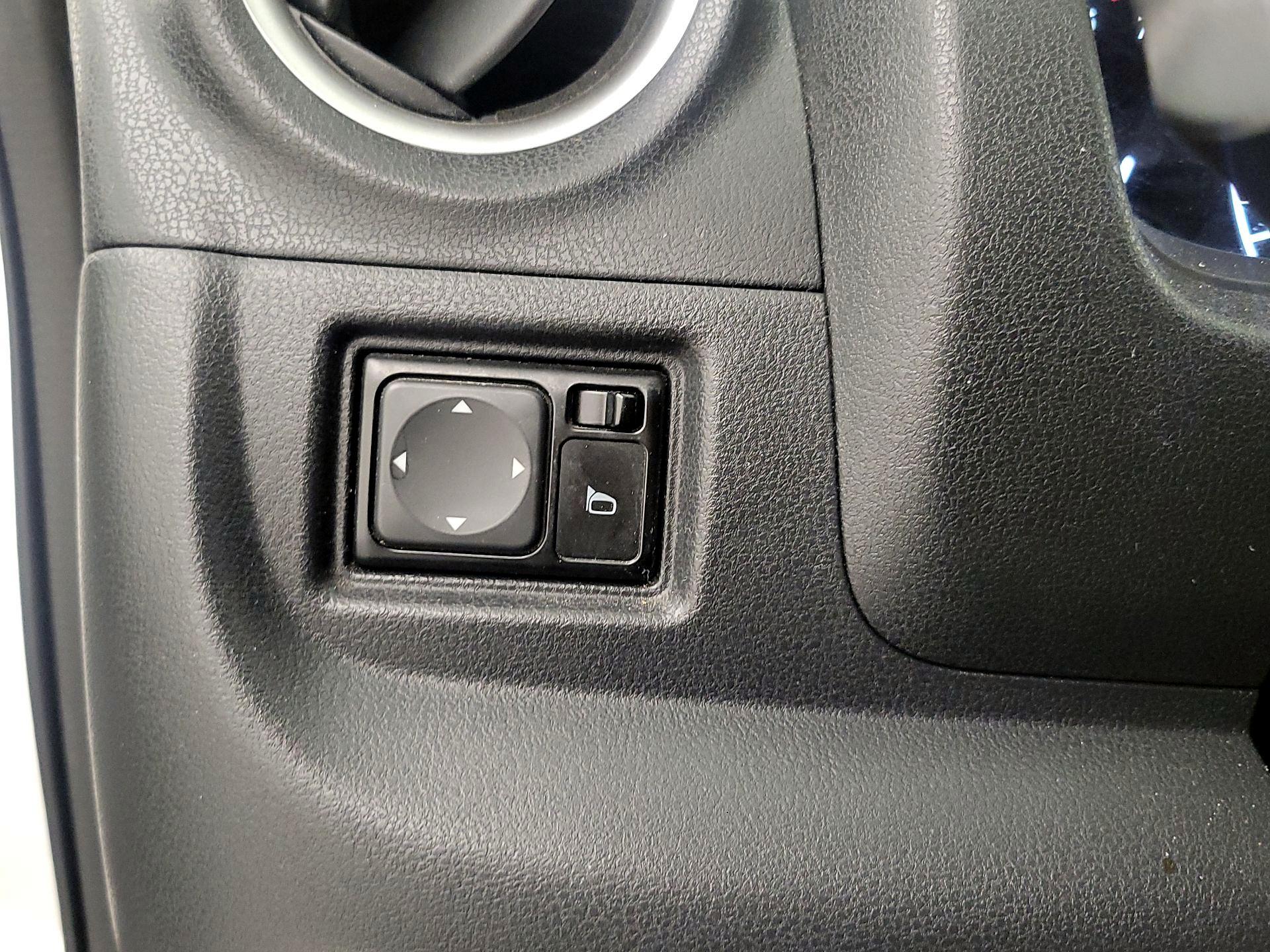 Thumbnail: 2016 Nissan Versa Note - 13