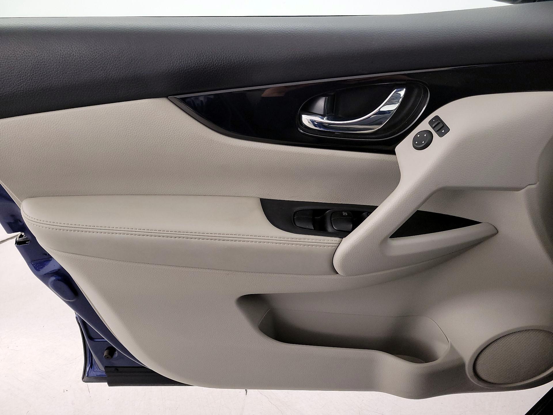 Thumbnail: 2021 Nissan Rogue Sport - 12