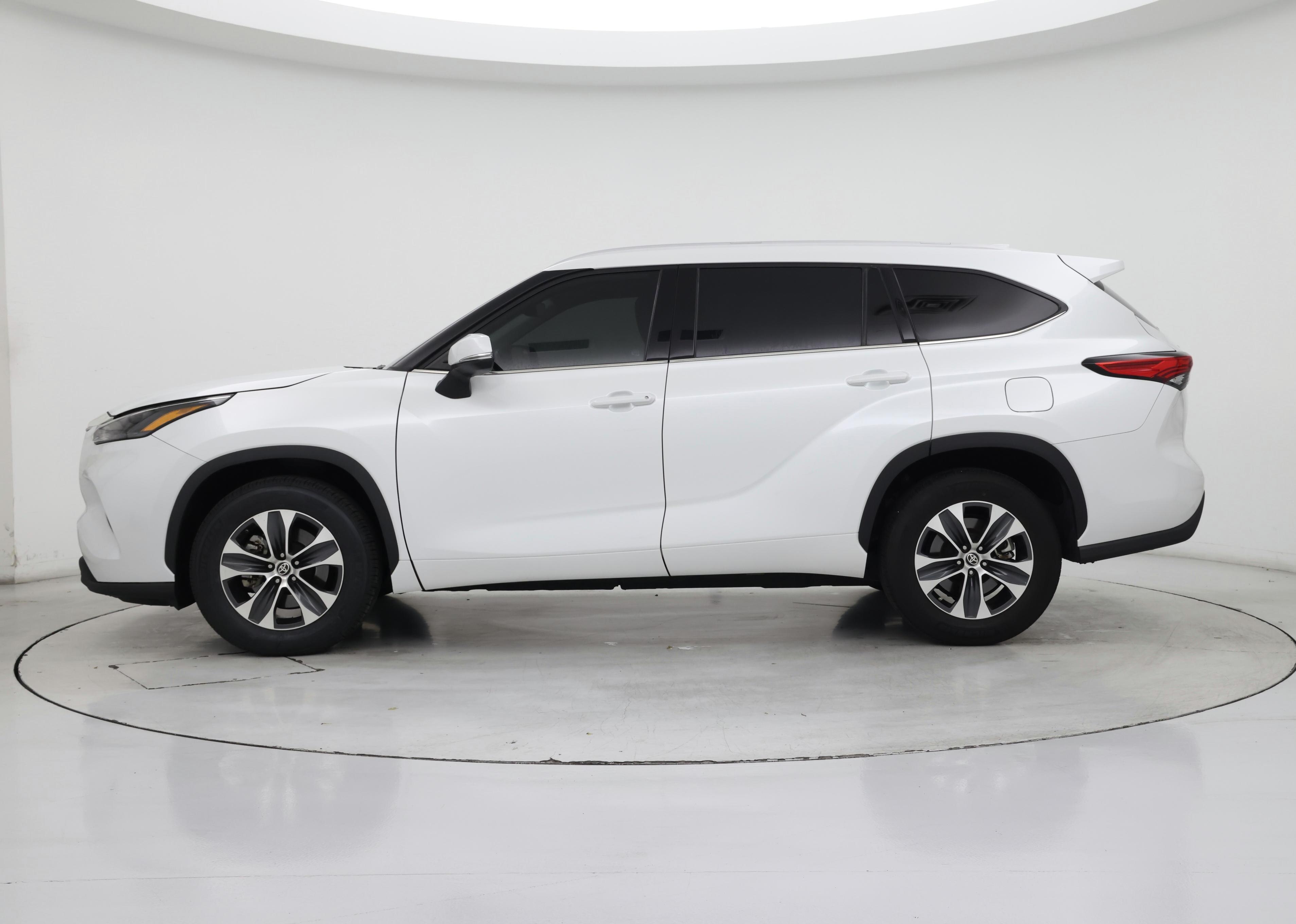 Thumbnail: 2022 Toyota Highlander - 3