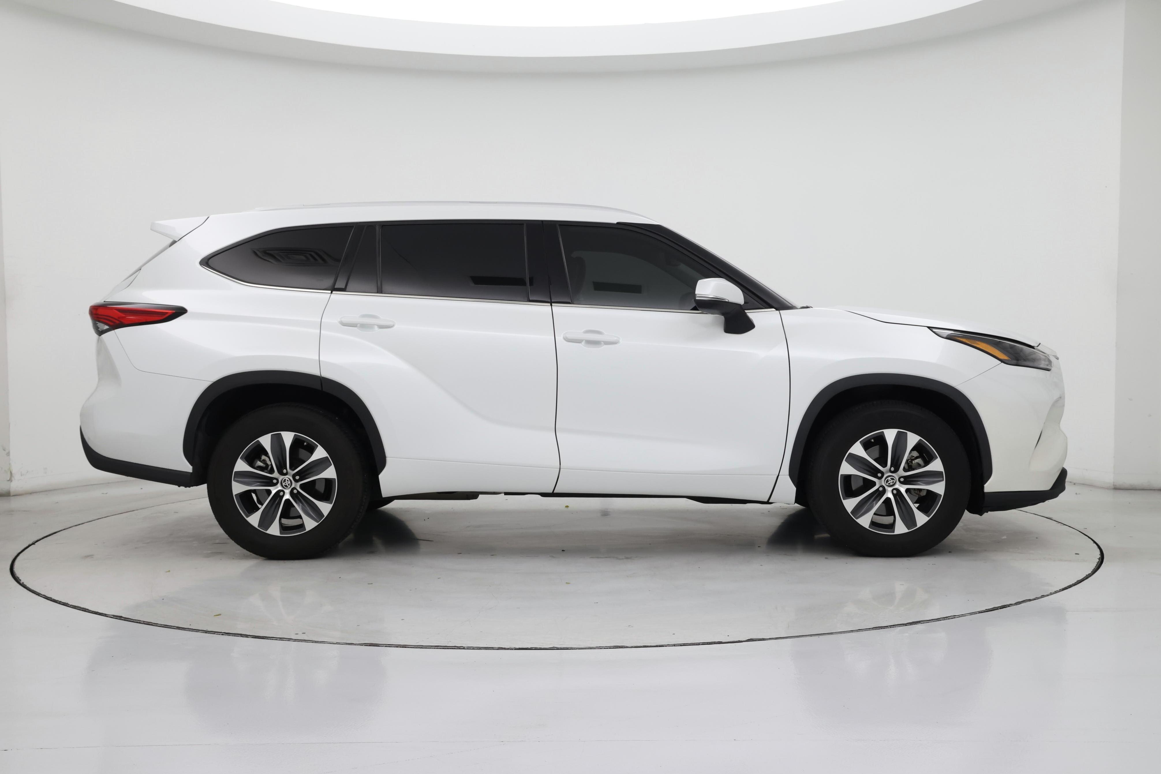Thumbnail: 2022 Toyota Highlander - 7