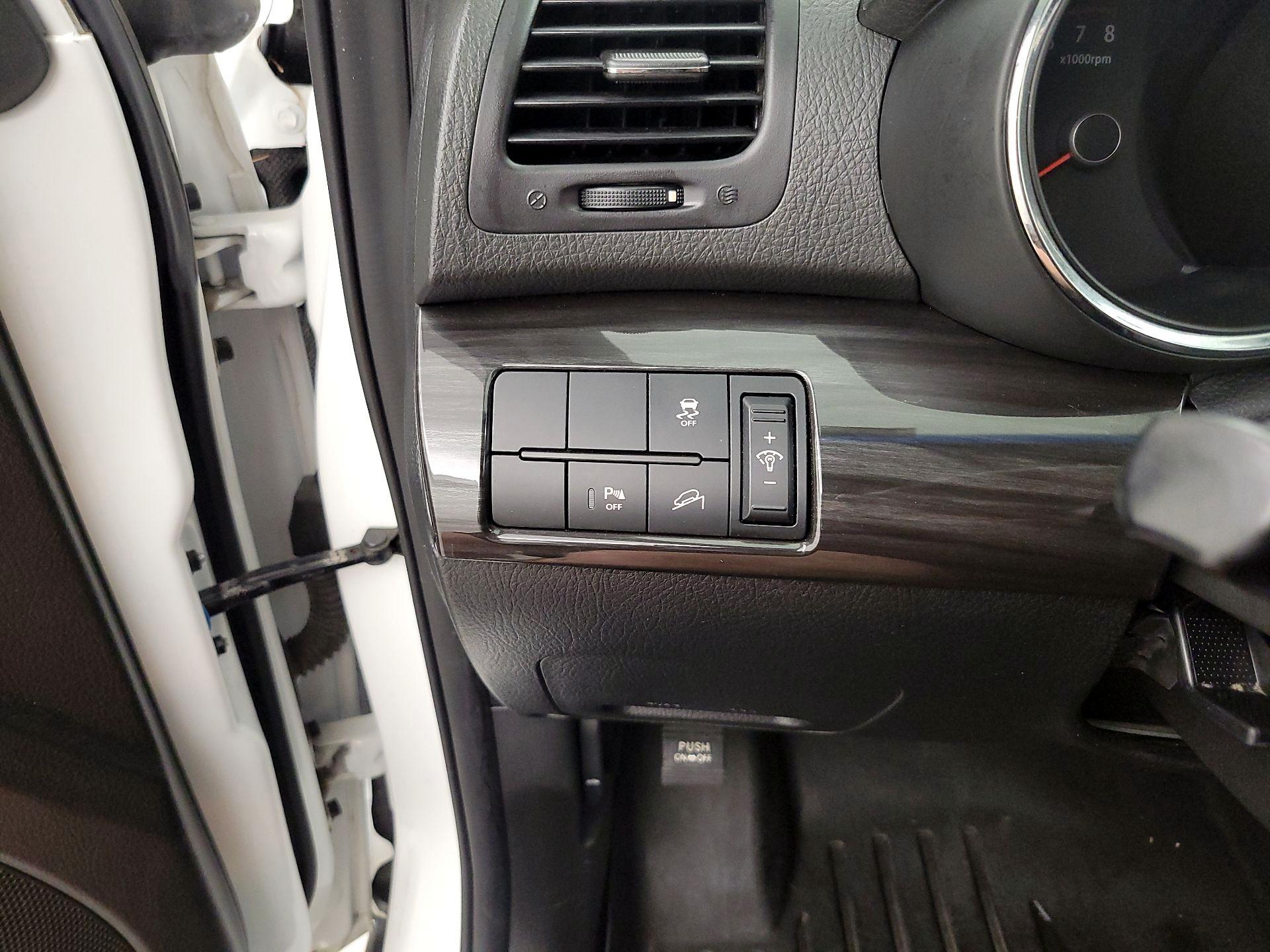 Thumbnail: 2013 Kia Sorento - 13