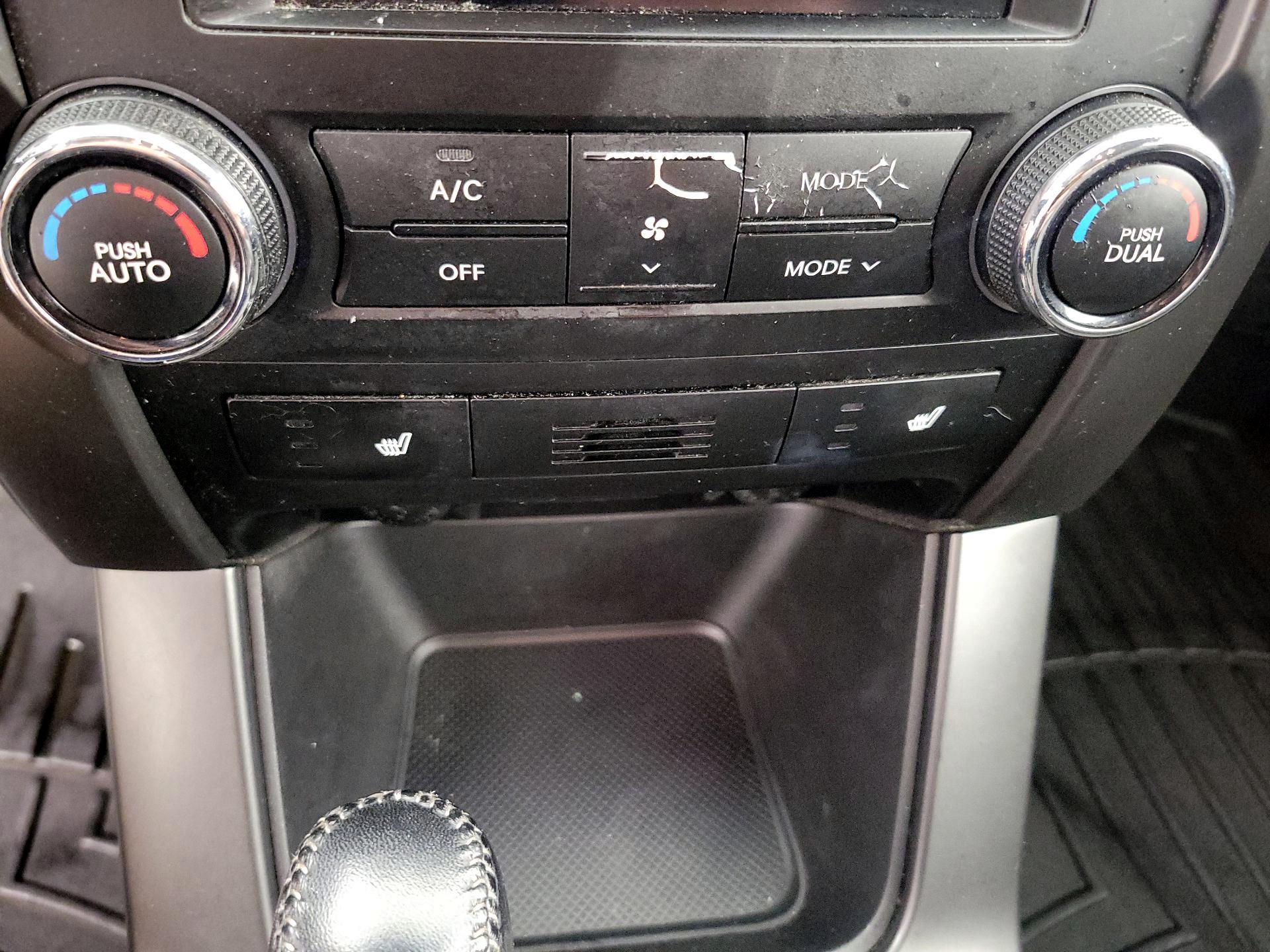 Thumbnail: 2013 Kia Sorento - 16