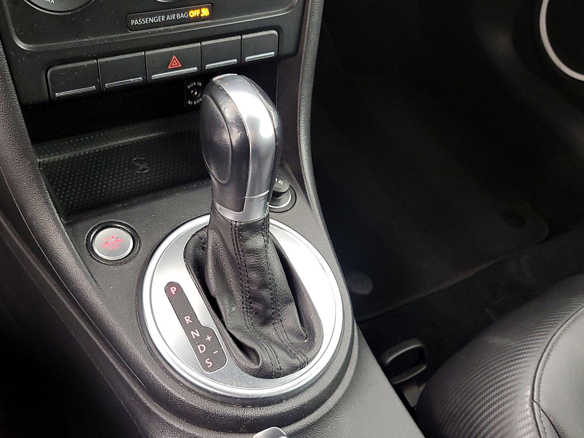 Thumbnail: 2015 Volkswagen Beetle - 16