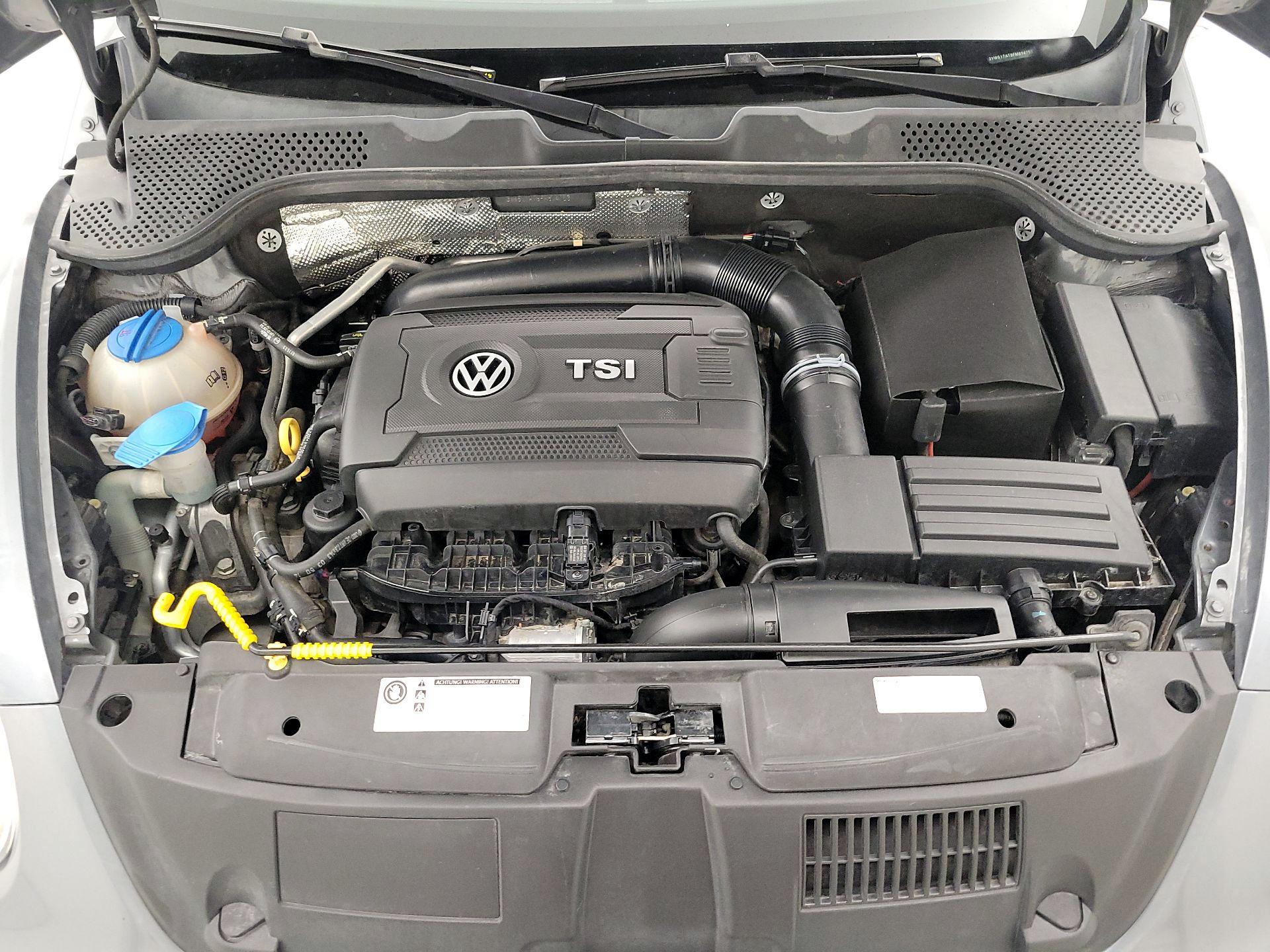 Thumbnail: 2015 Volkswagen Beetle - 20