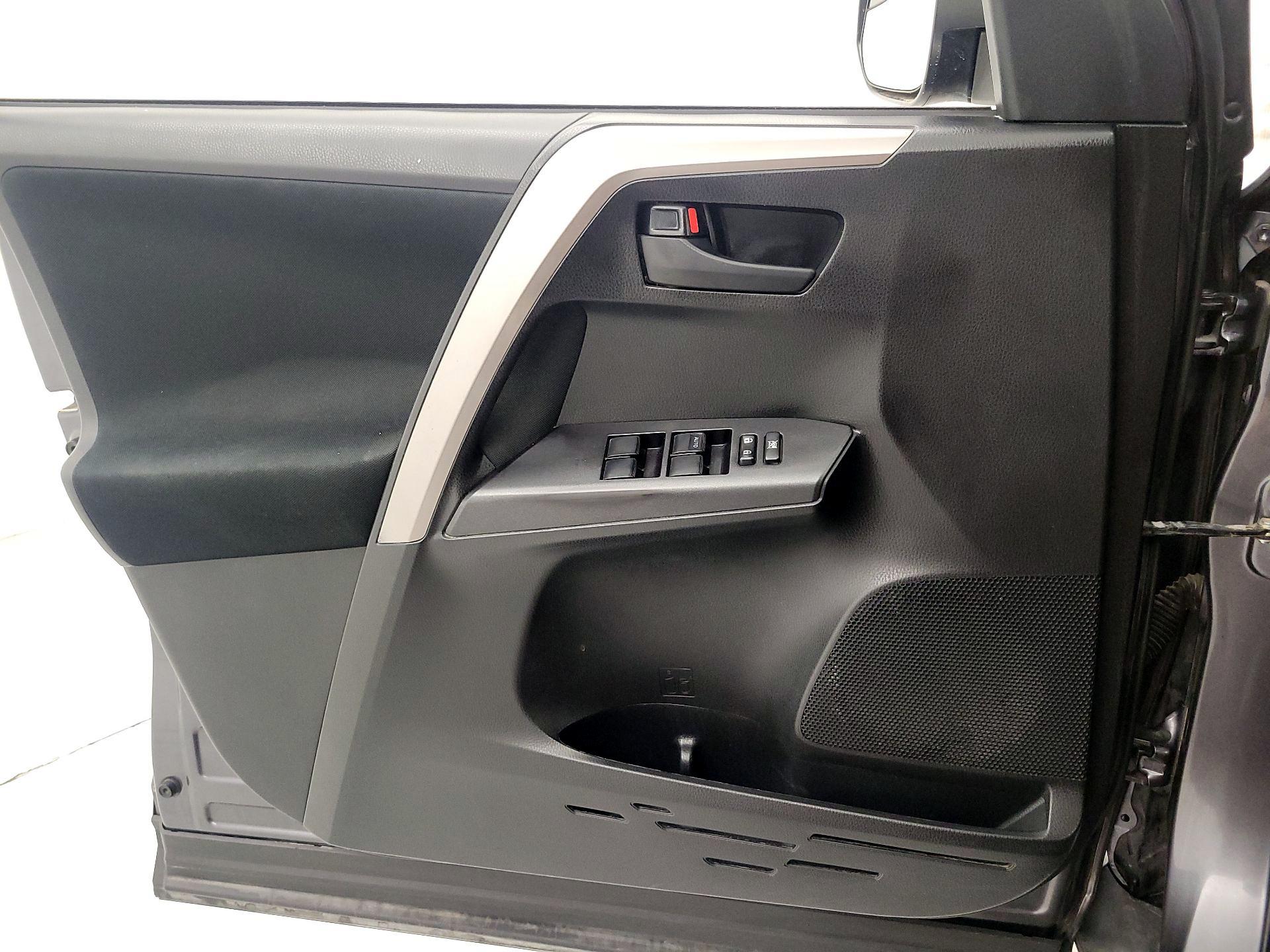 Thumbnail: 2018 Toyota RAV4 - 12