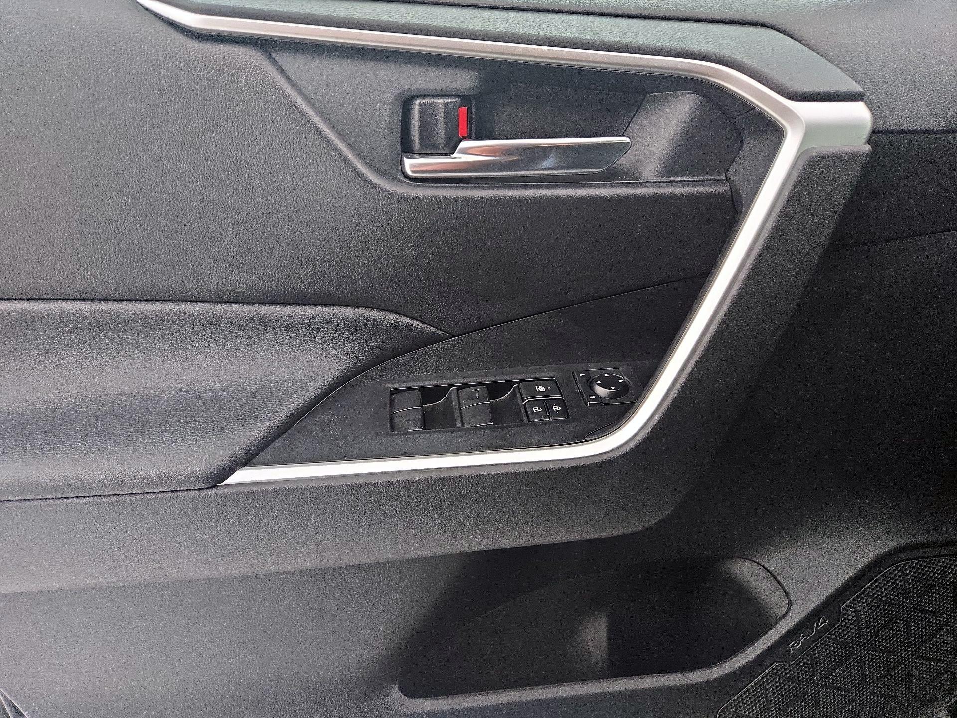 Thumbnail: 2020 Toyota RAV4 - 12