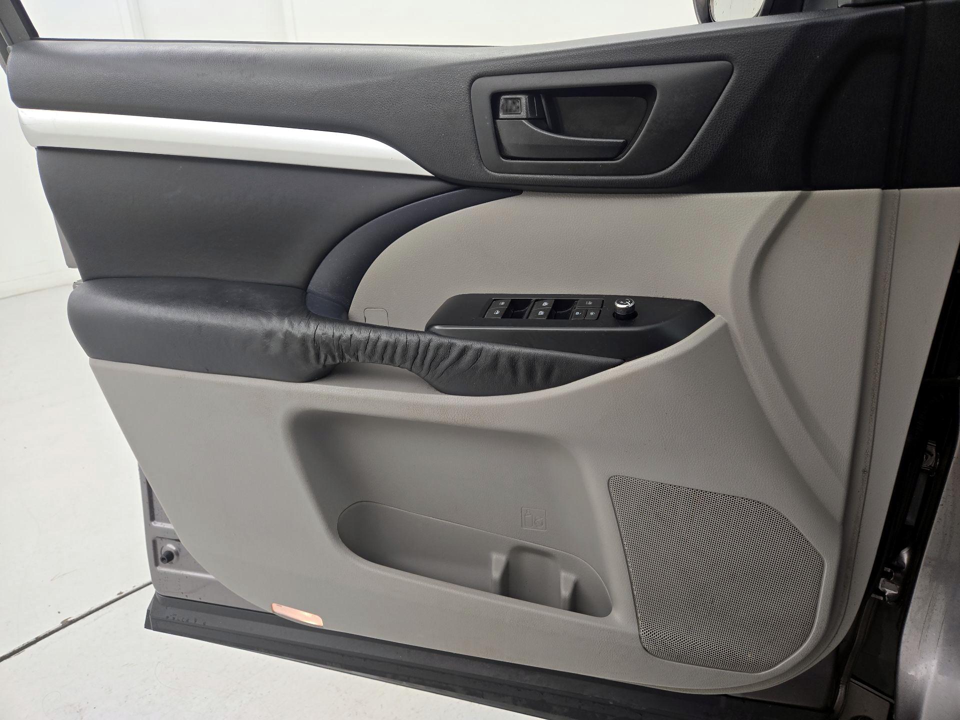 Thumbnail: 2015 Toyota Highlander - 12