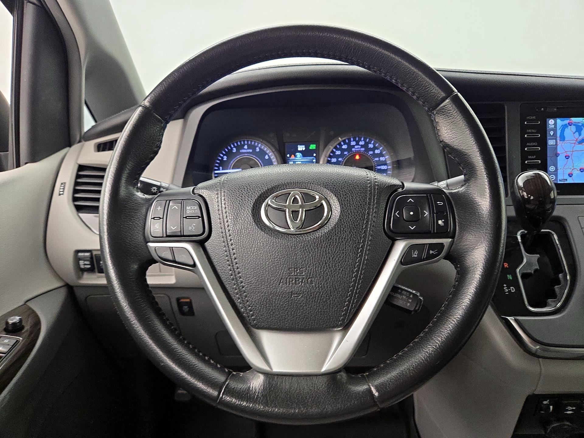 Thumbnail: 2018 Toyota Sienna - 10