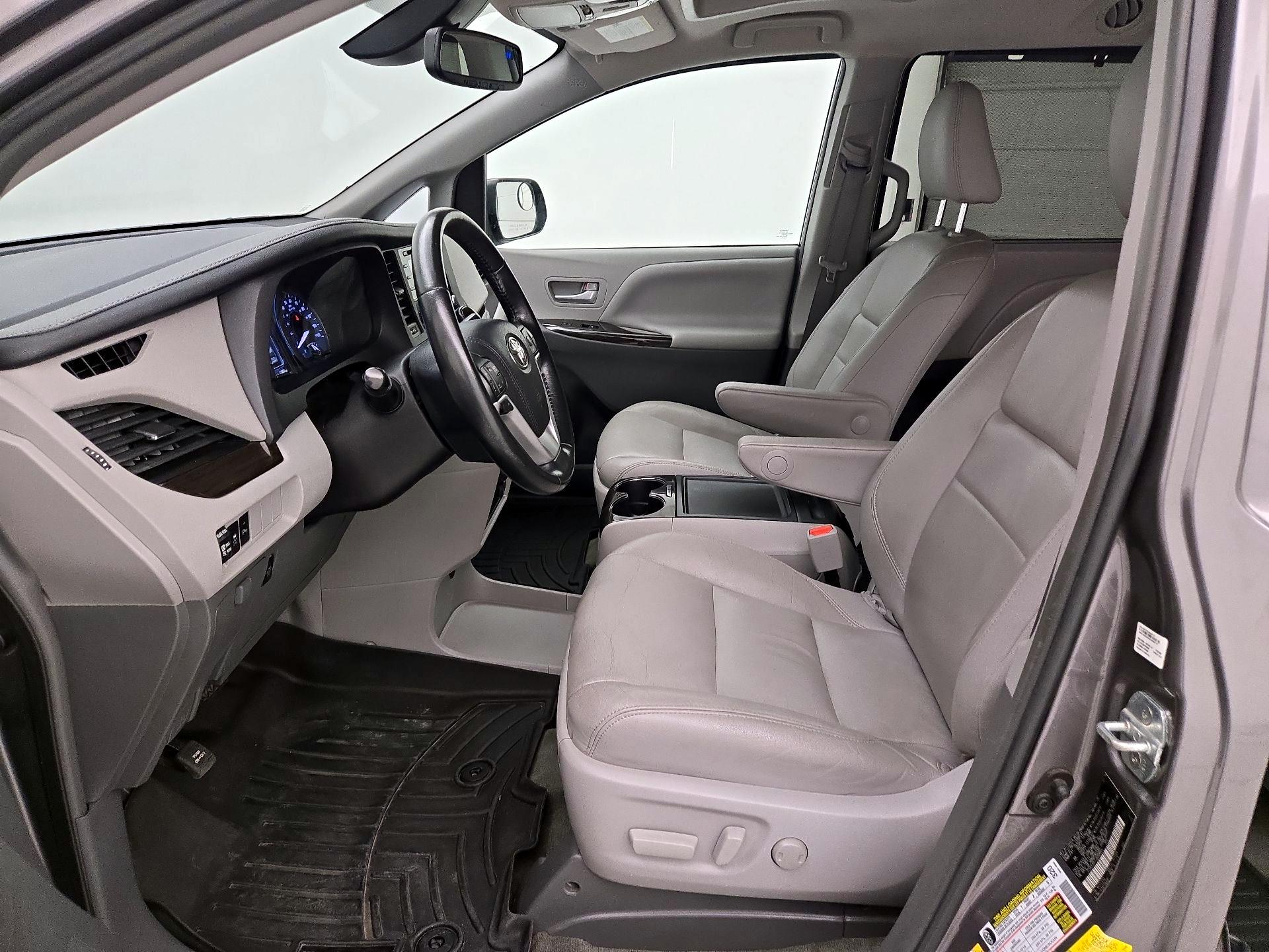 Thumbnail: 2018 Toyota Sienna - 11