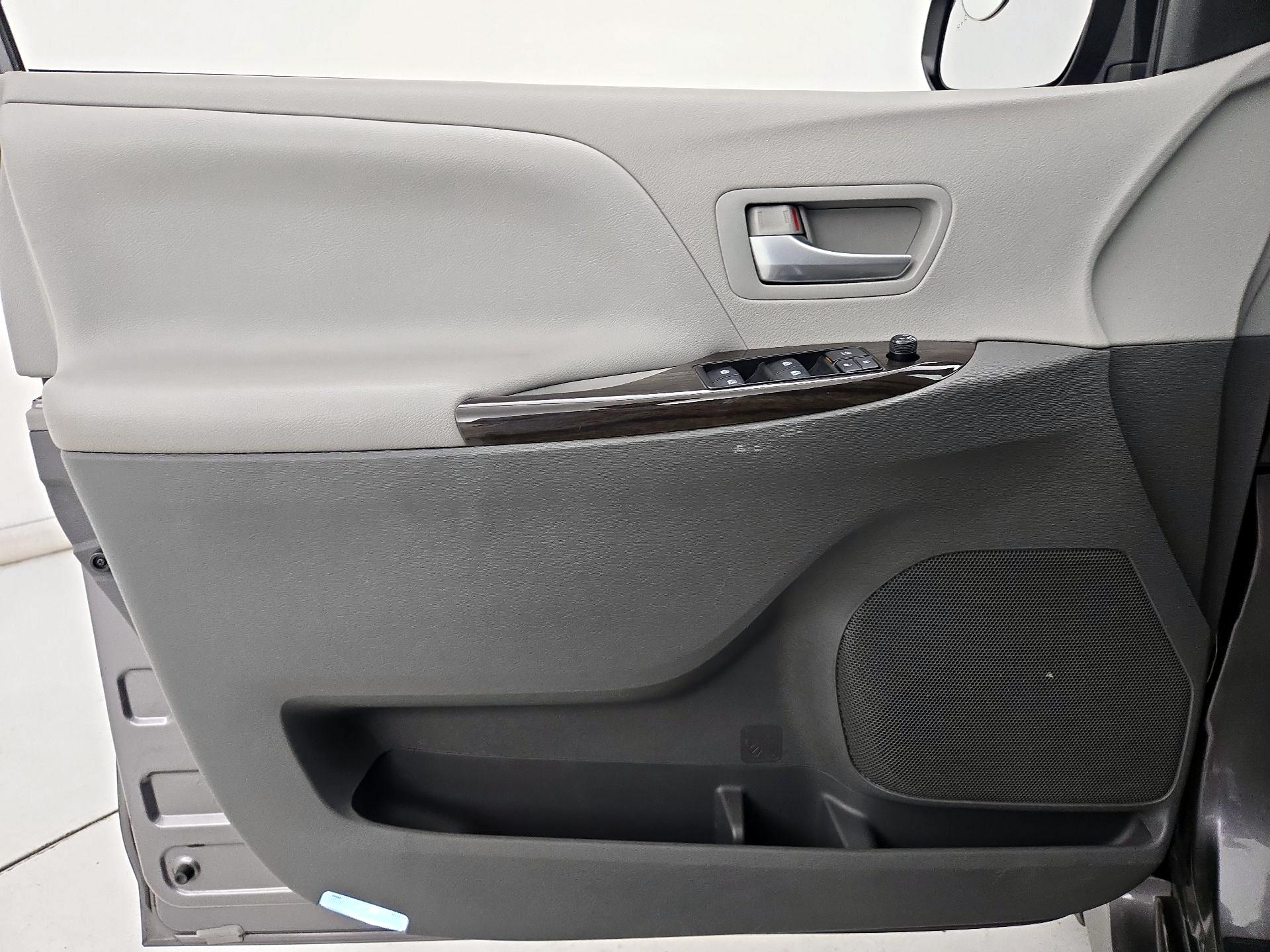 Thumbnail: 2018 Toyota Sienna - 12