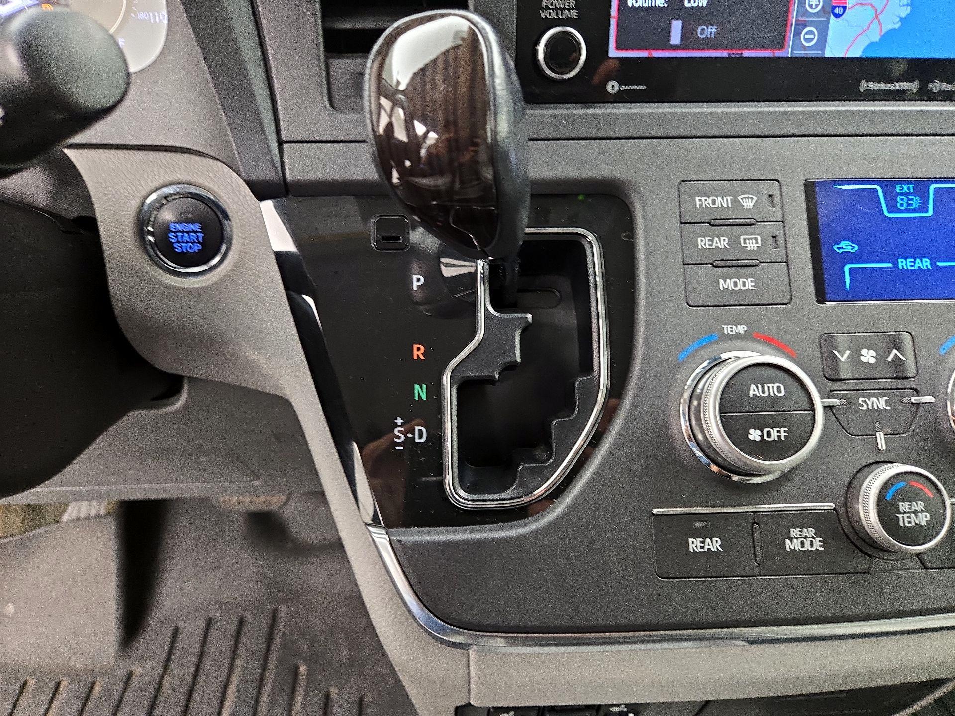 Thumbnail: 2018 Toyota Sienna - 18