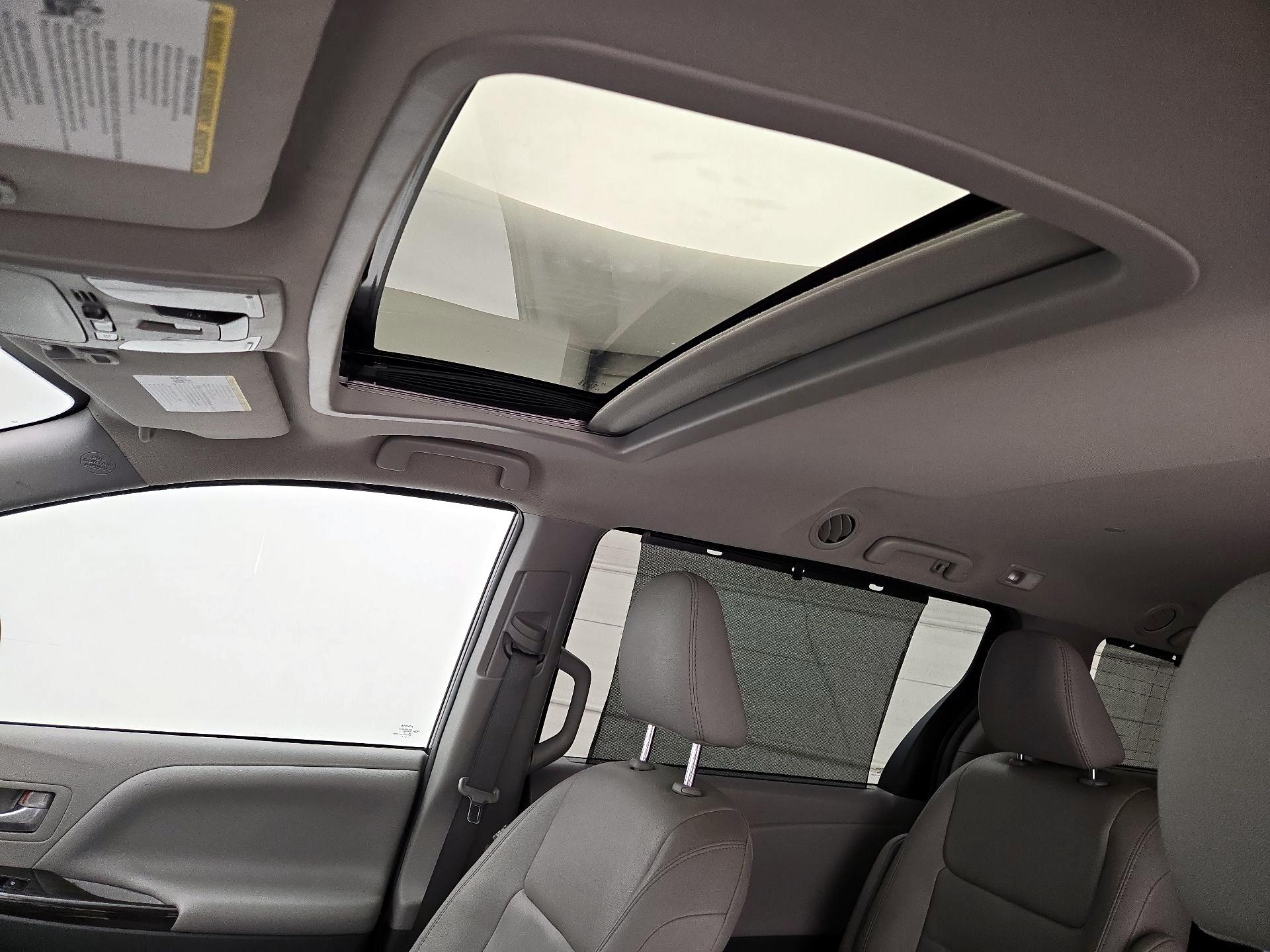 Thumbnail: 2018 Toyota Sienna - 20