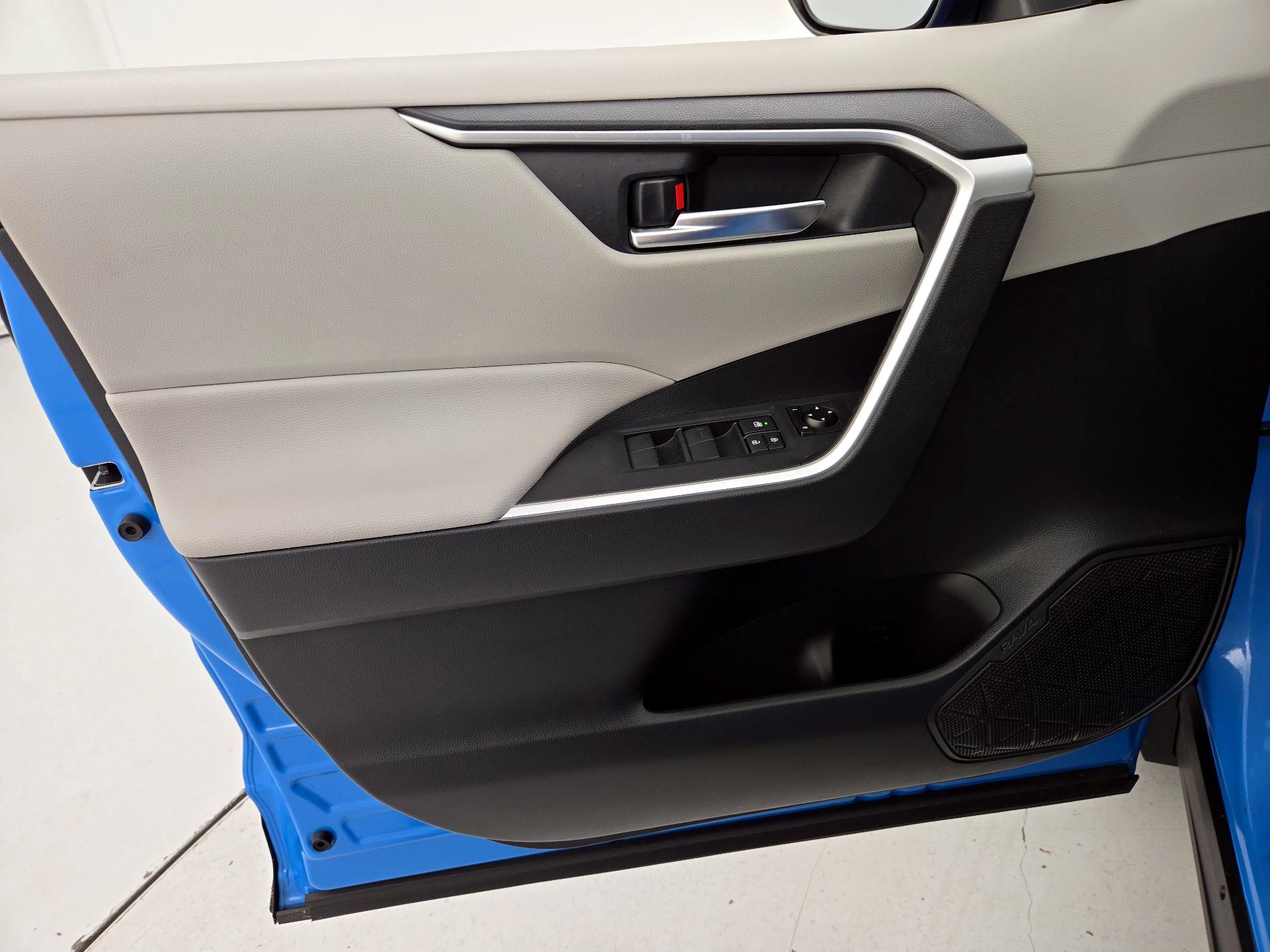 Thumbnail: 2019 Toyota RAV4 - 12