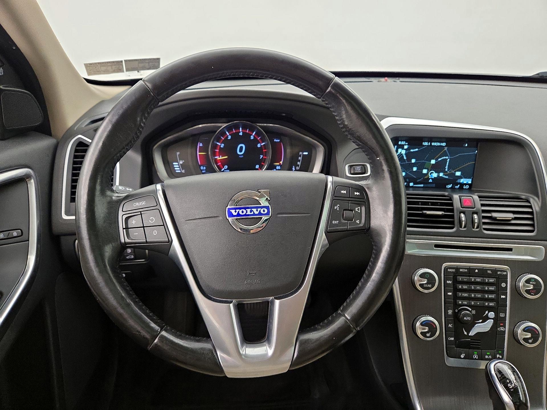 Thumbnail: 2016 Volvo XC60 - 10
