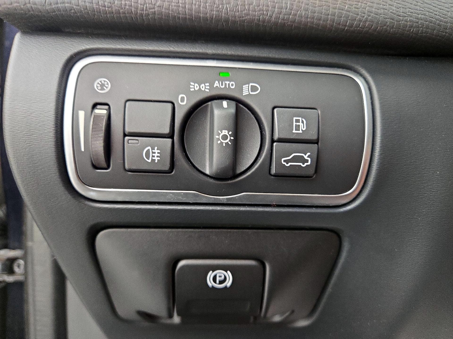 Thumbnail: 2016 Volvo XC60 - 13