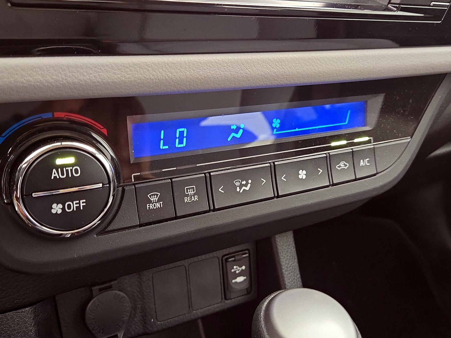 Thumbnail: 2014 Toyota Corolla - 16