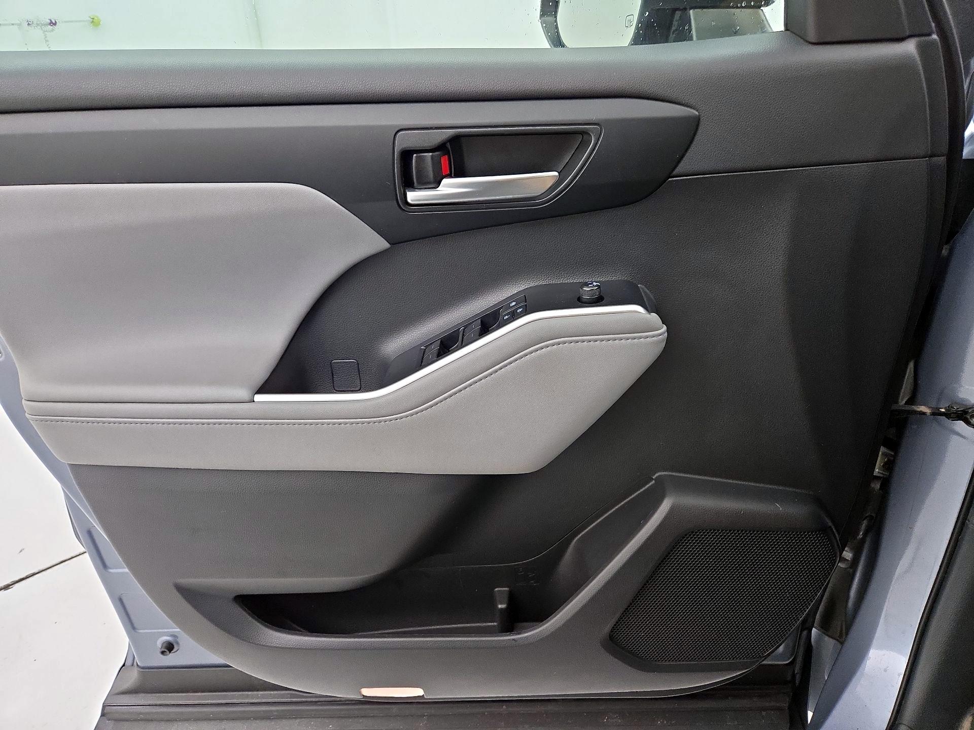 Thumbnail: 2020 Toyota Highlander - 12