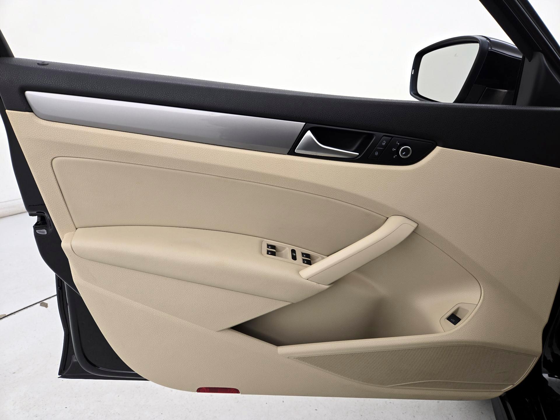 Thumbnail: 2015 Volkswagen Passat - 12