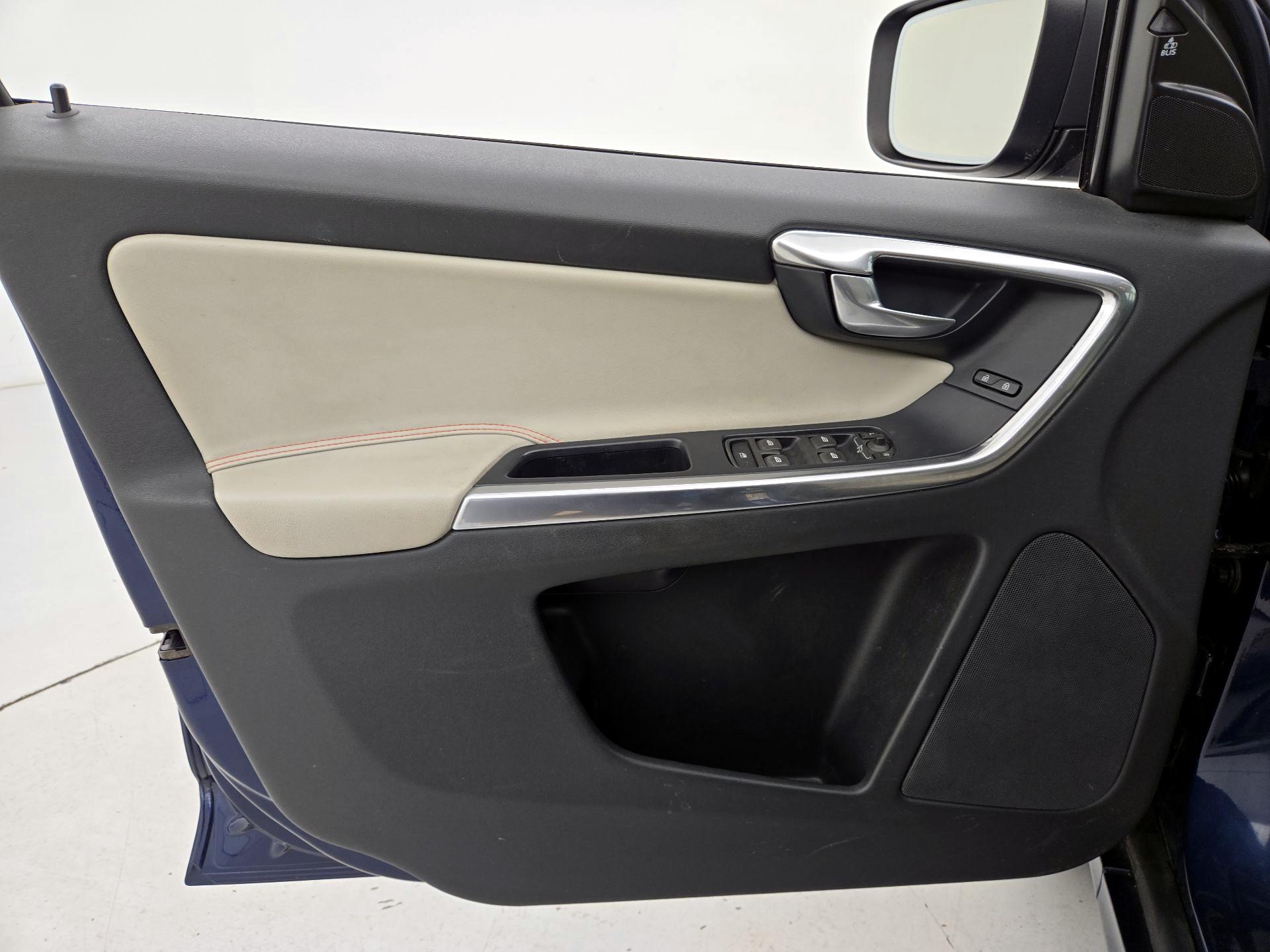 Thumbnail: 2015 Volvo XC60 - 12