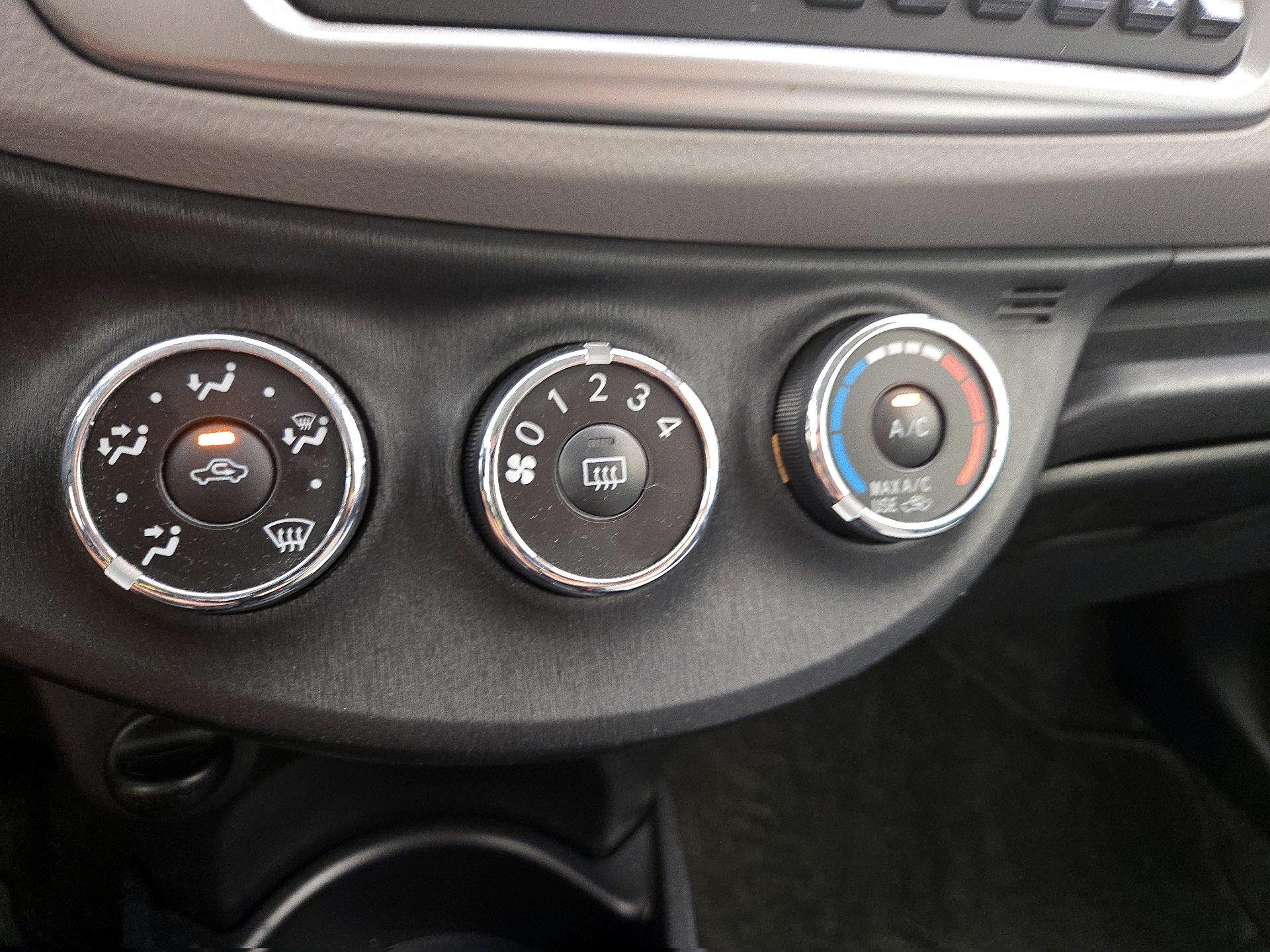 Thumbnail: 2014 Toyota Yaris - 15