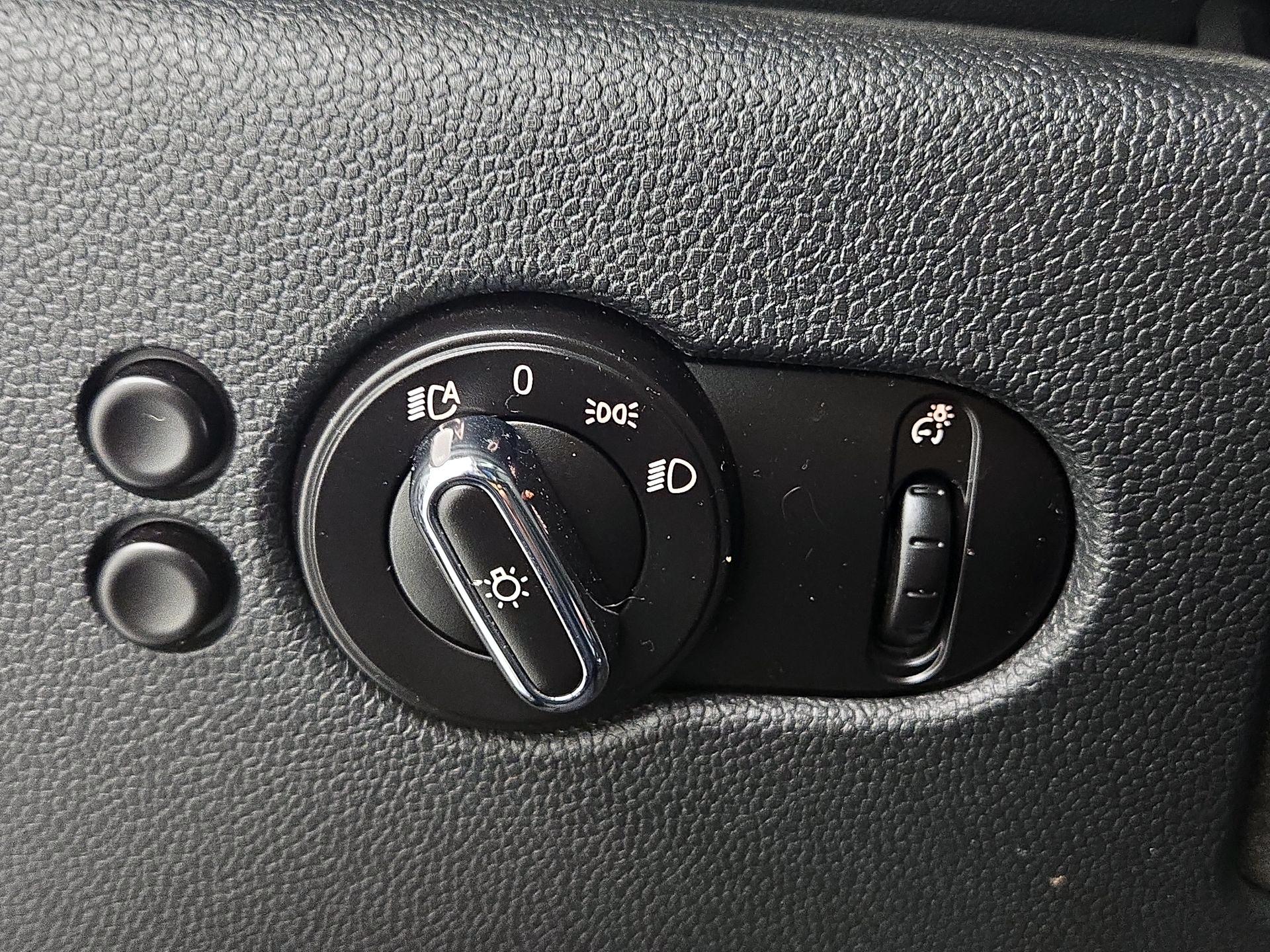 Thumbnail: 2015 MINI Cooper Hardtop - 13