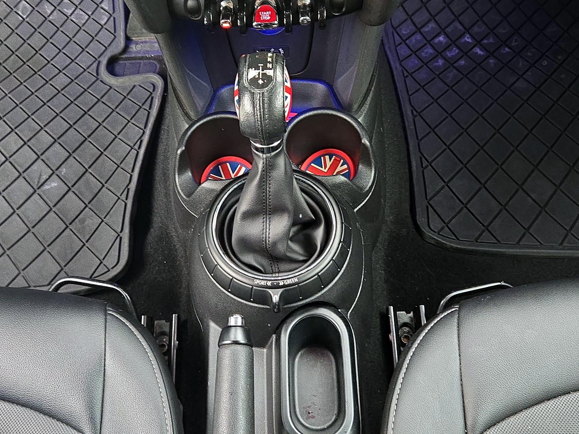 Thumbnail: 2015 MINI Cooper Hardtop - 16