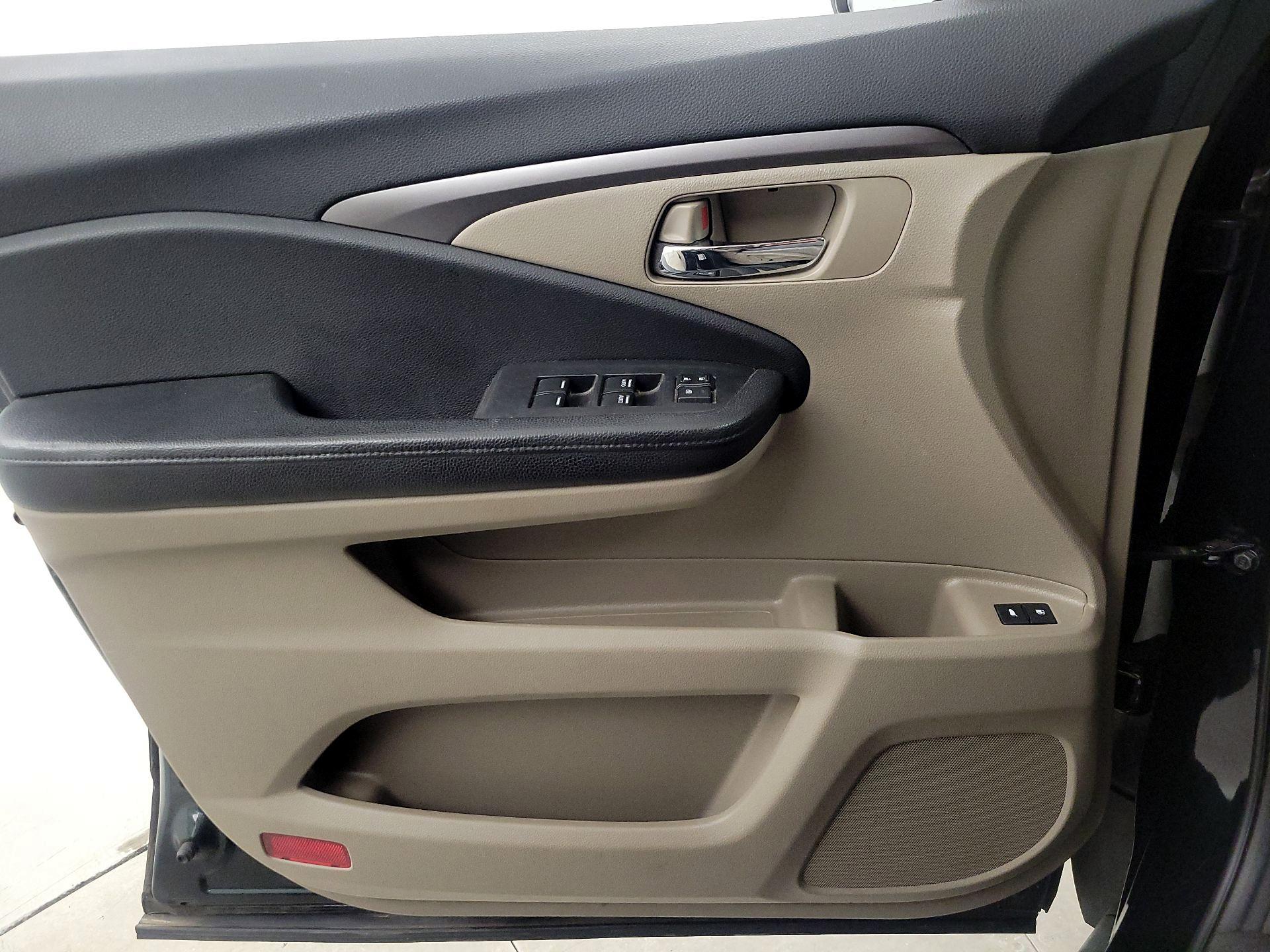 Thumbnail: 2017 Honda Pilot - 12