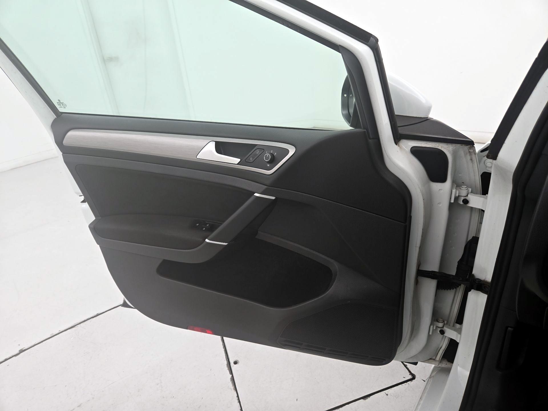 Thumbnail: 2016 Volkswagen Golf - 12