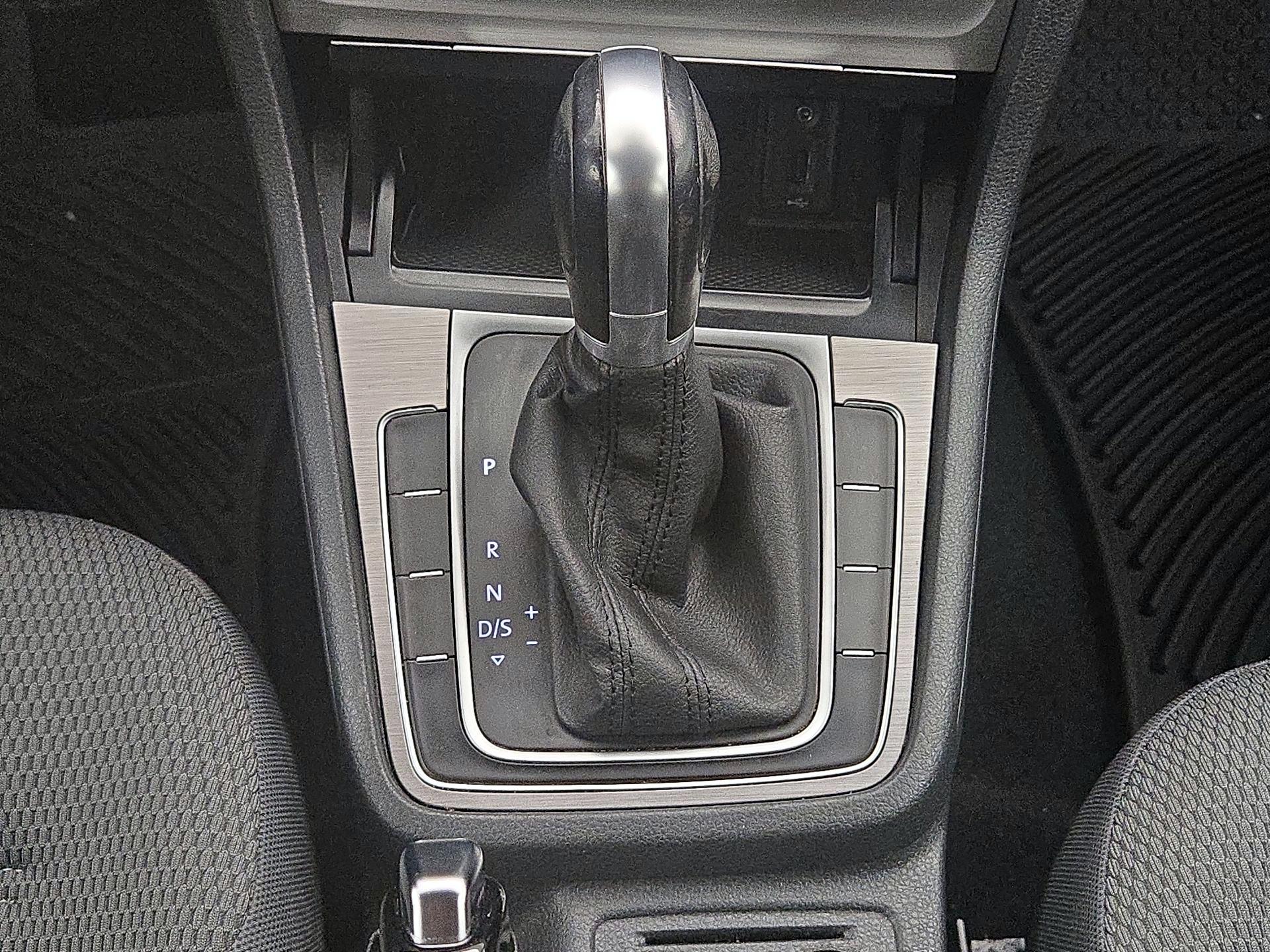 Thumbnail: 2016 Volkswagen Golf - 17