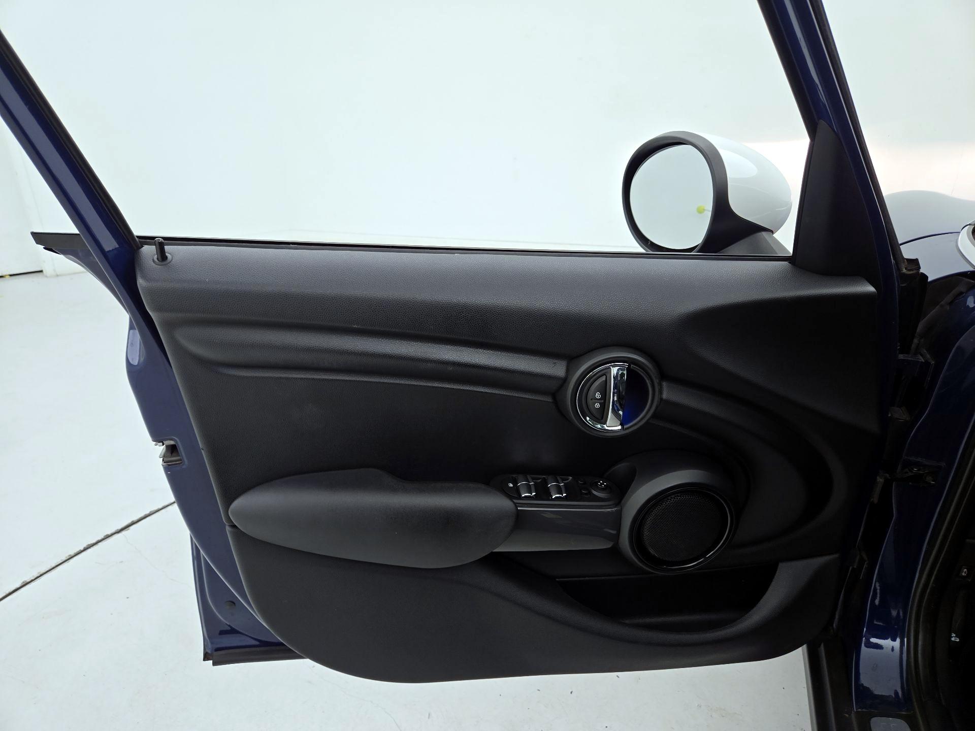 Thumbnail: 2015 MINI Cooper Hardtop - 12