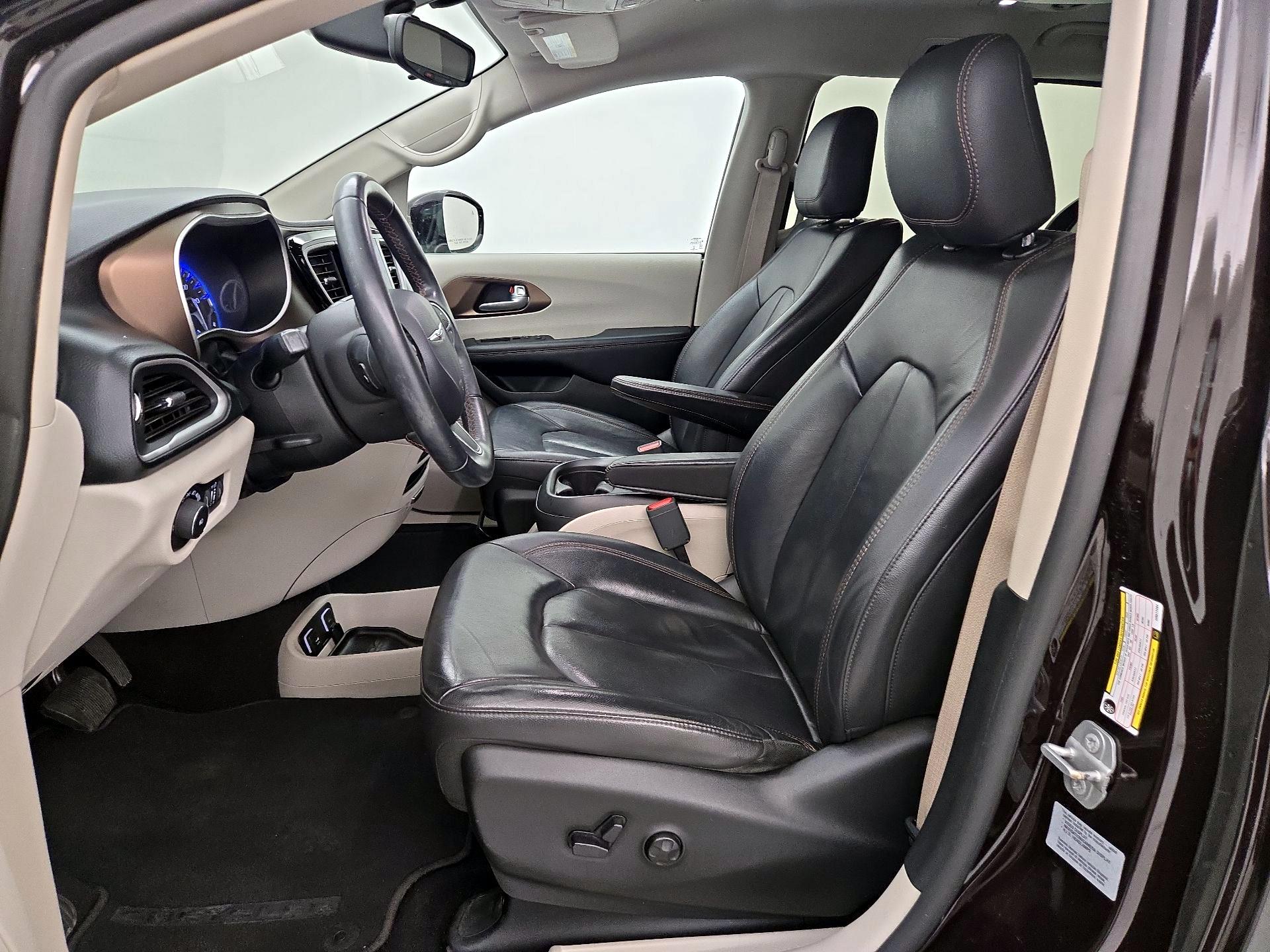 Thumbnail: 2017 Chrysler Pacifica - 11