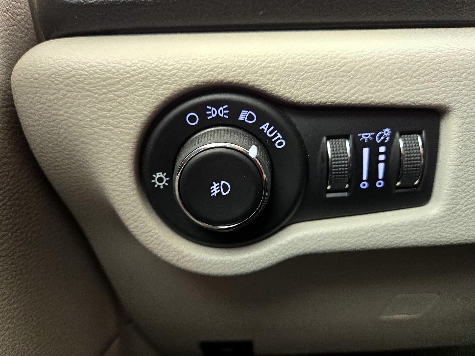 Thumbnail: 2017 Chrysler Pacifica - 13