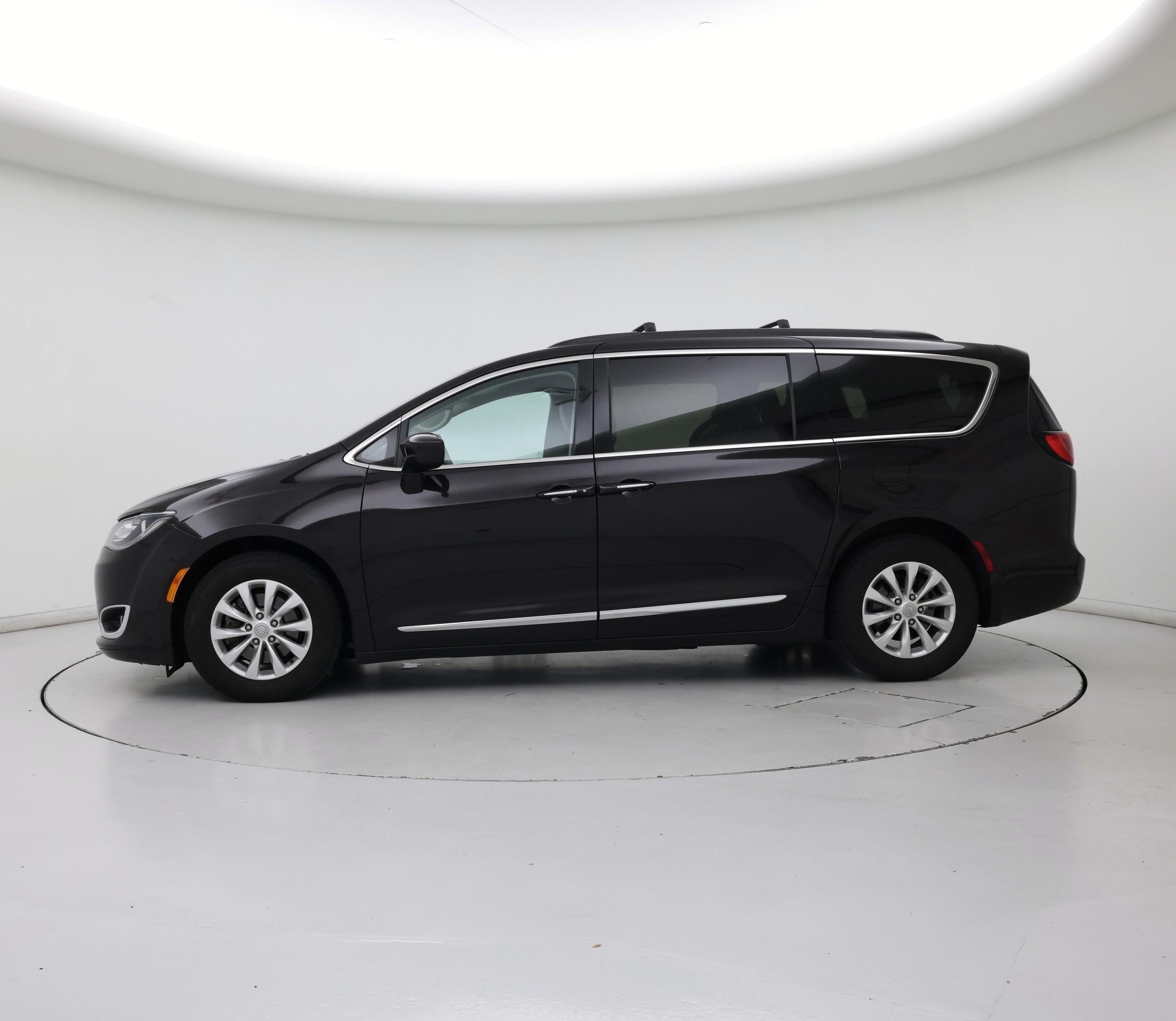 Thumbnail: 2017 Chrysler Pacifica - 3