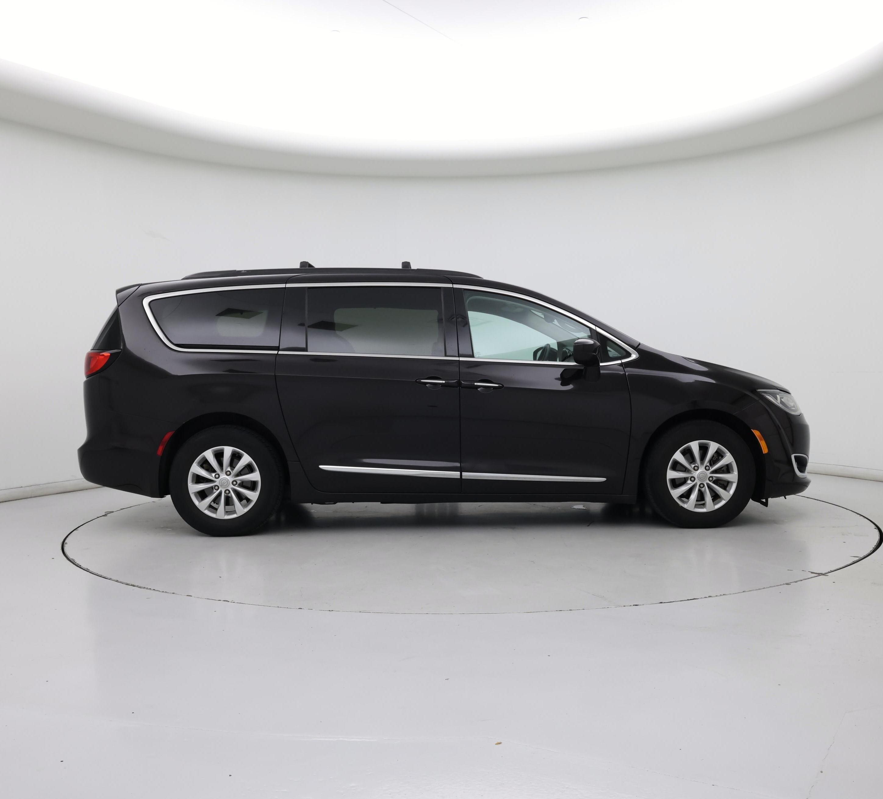 Thumbnail: 2017 Chrysler Pacifica - 7