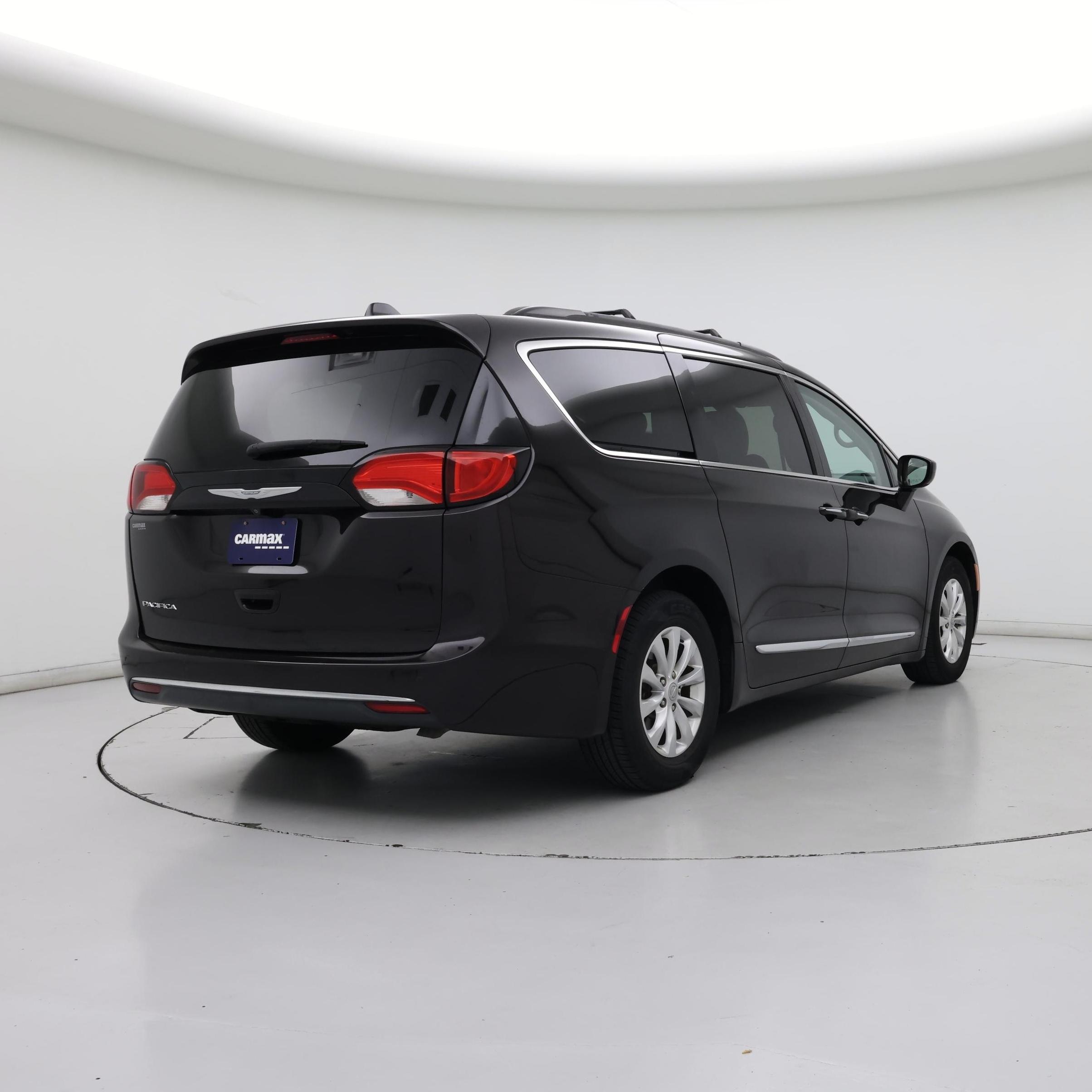Thumbnail: 2017 Chrysler Pacifica - 8