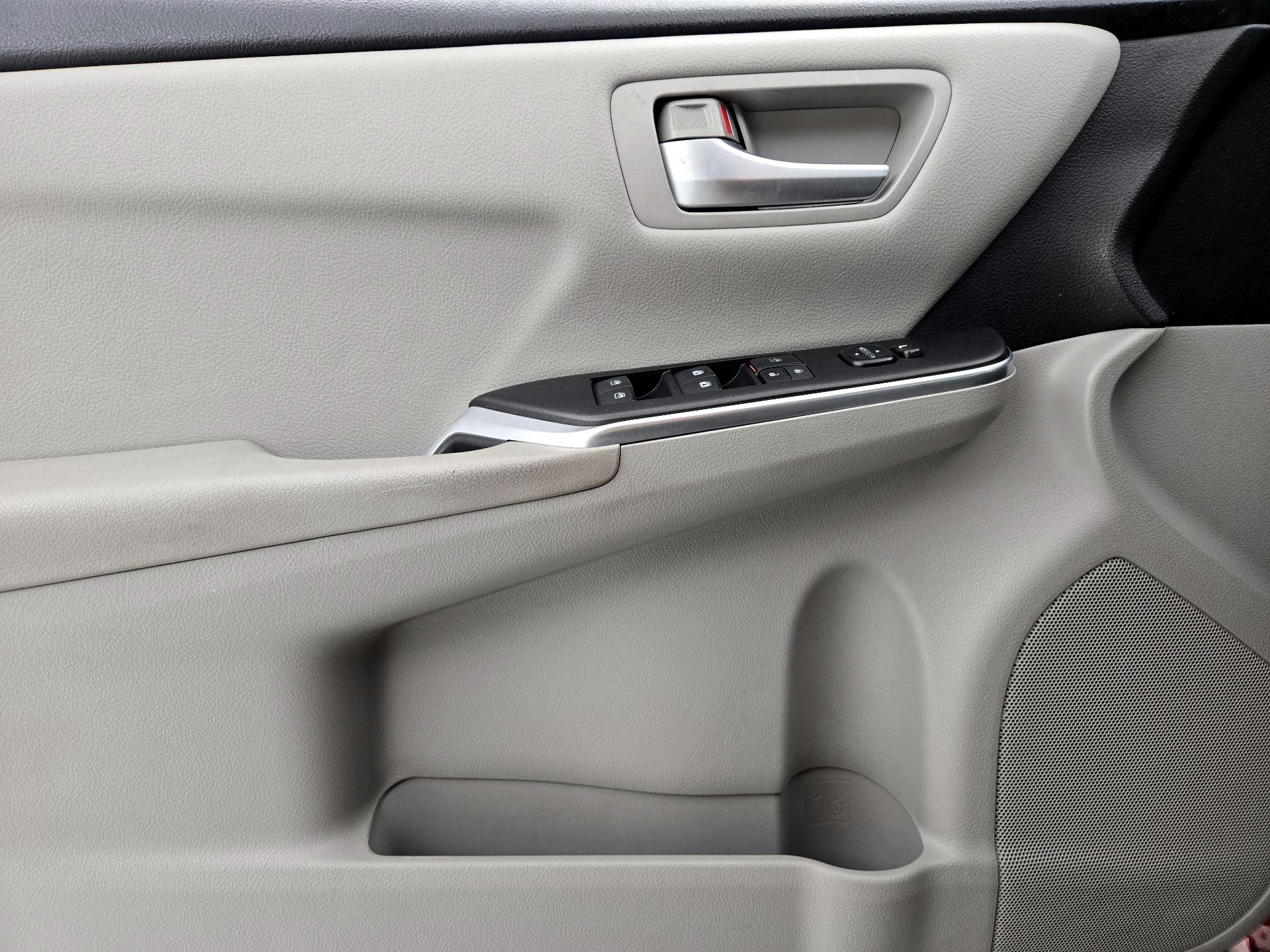 Thumbnail: 2017 Toyota Camry - 12