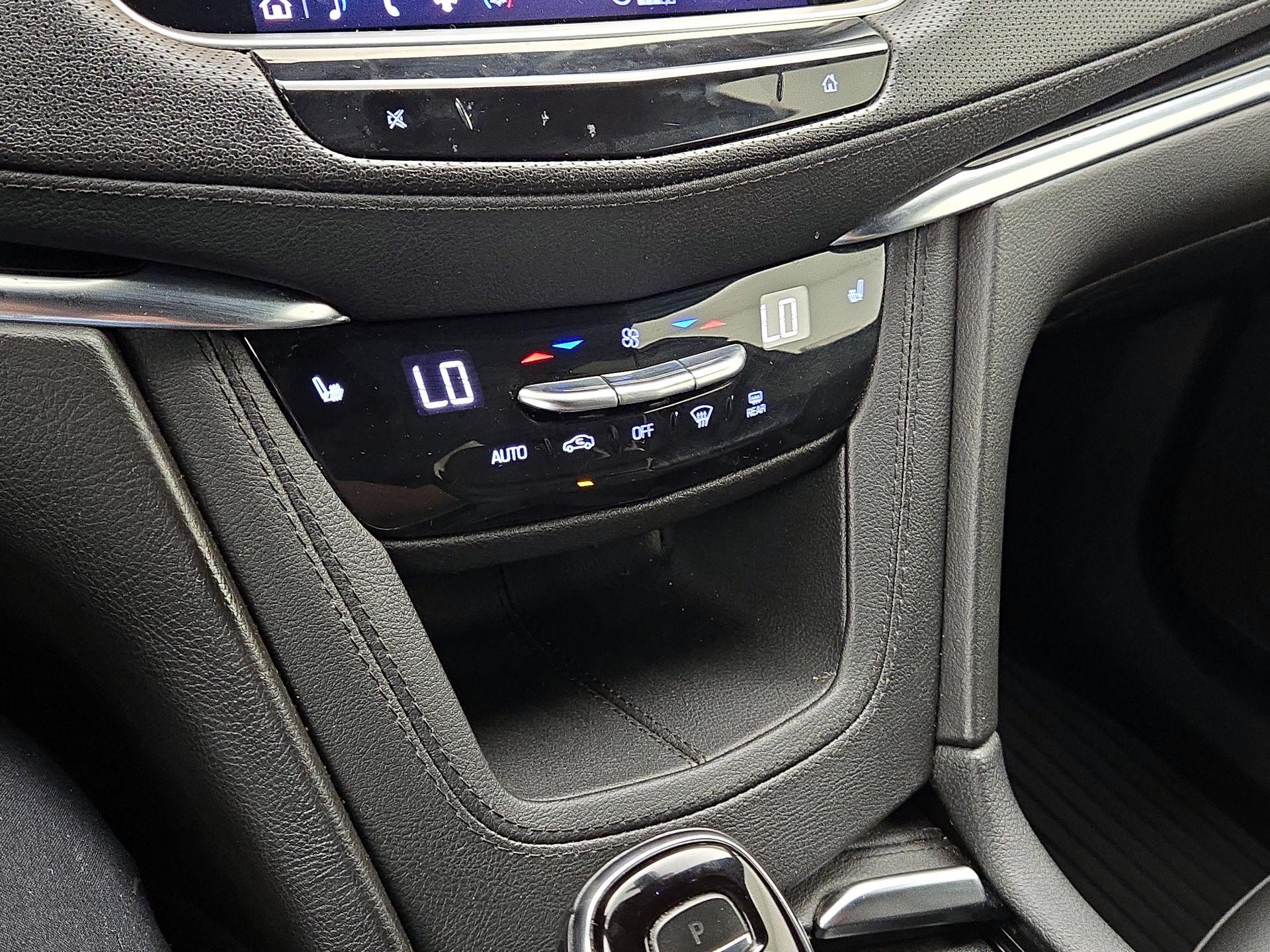Thumbnail: 2022 Cadillac XT6 - 16