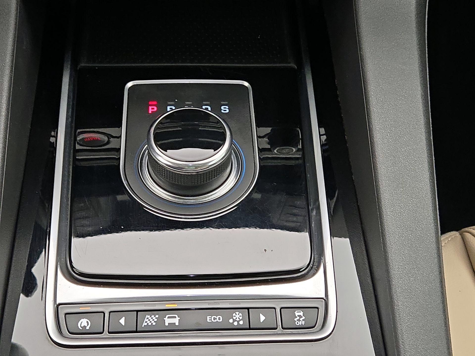 Thumbnail: 2017 Jaguar F-Pace - 17