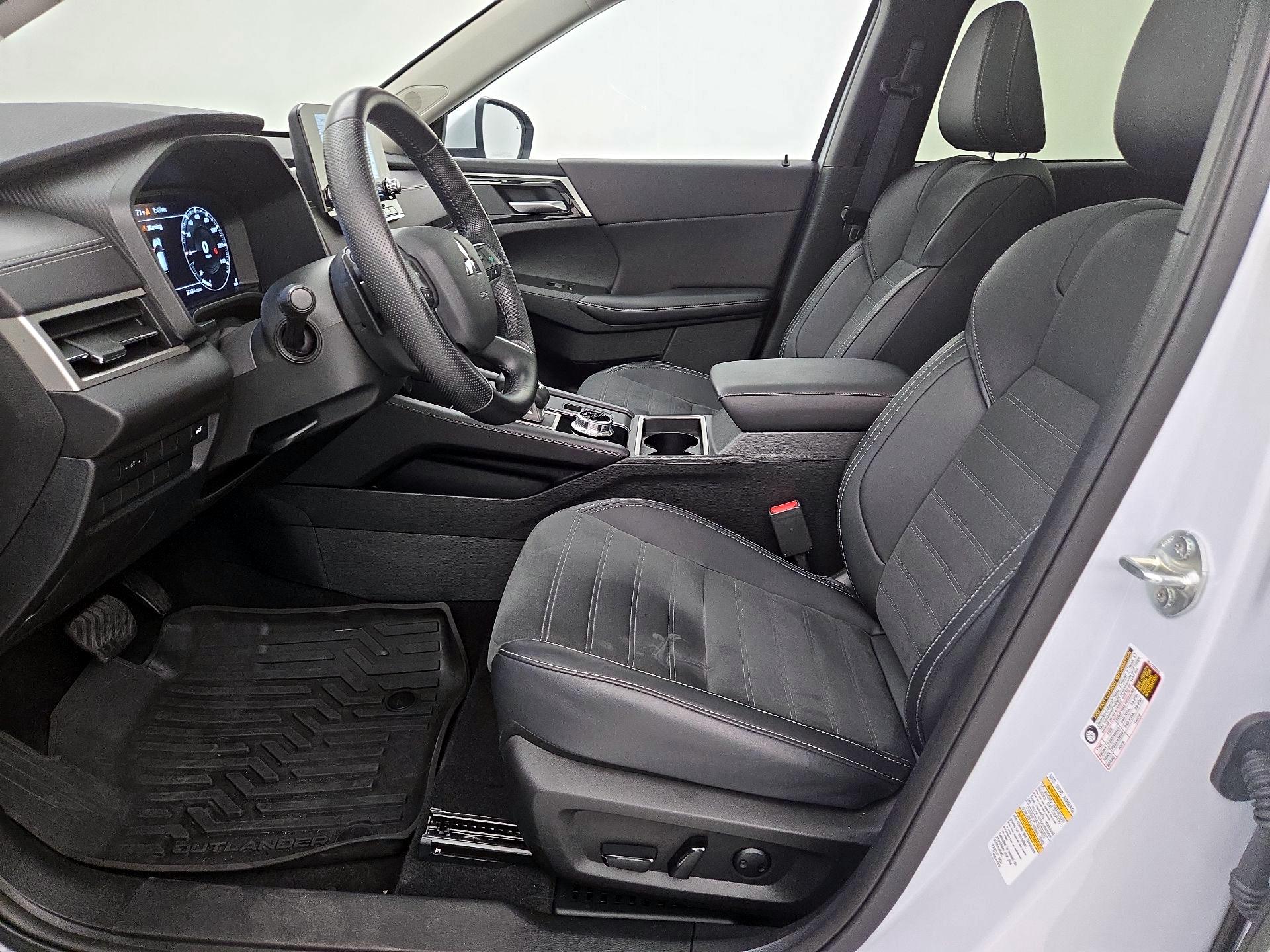 Thumbnail: 2024 Mitsubishi Outlander - 11