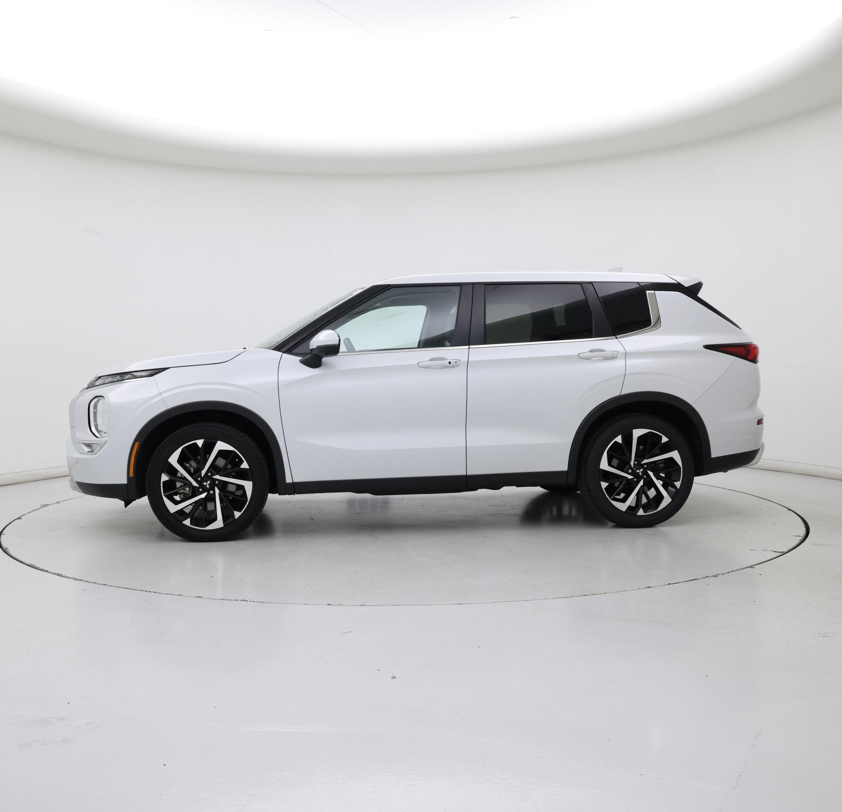 Thumbnail: 2024 Mitsubishi Outlander - 3