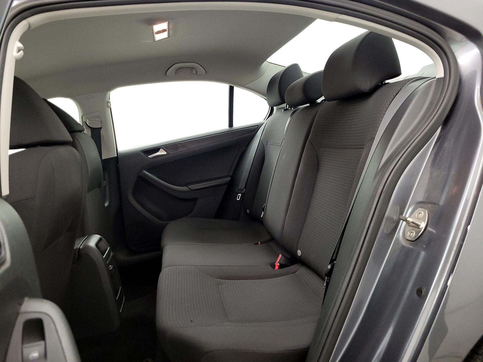 Thumbnail: 2016 Volkswagen Jetta - 18