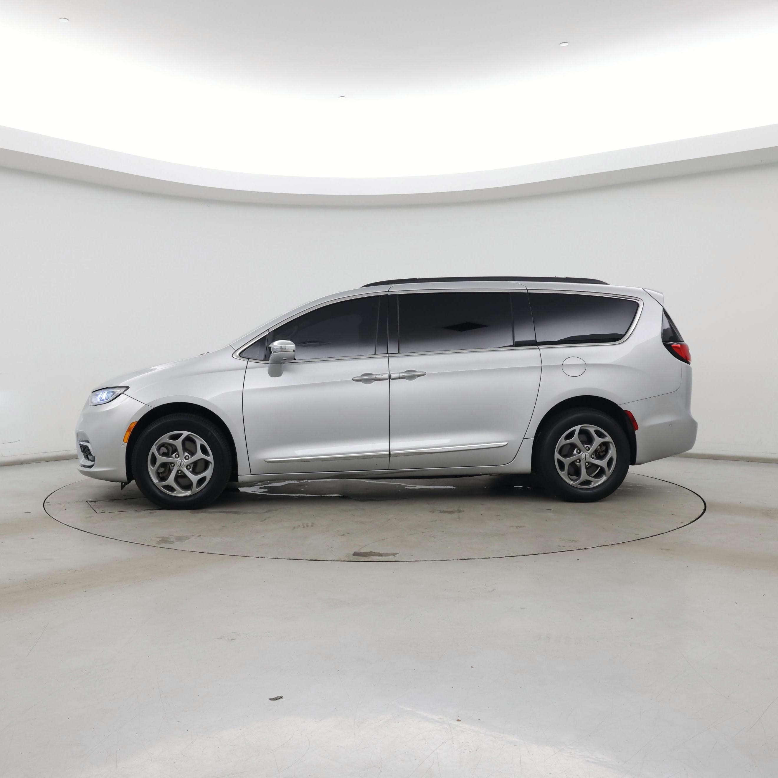 Thumbnail: 2022 Chrysler Pacifica - 3