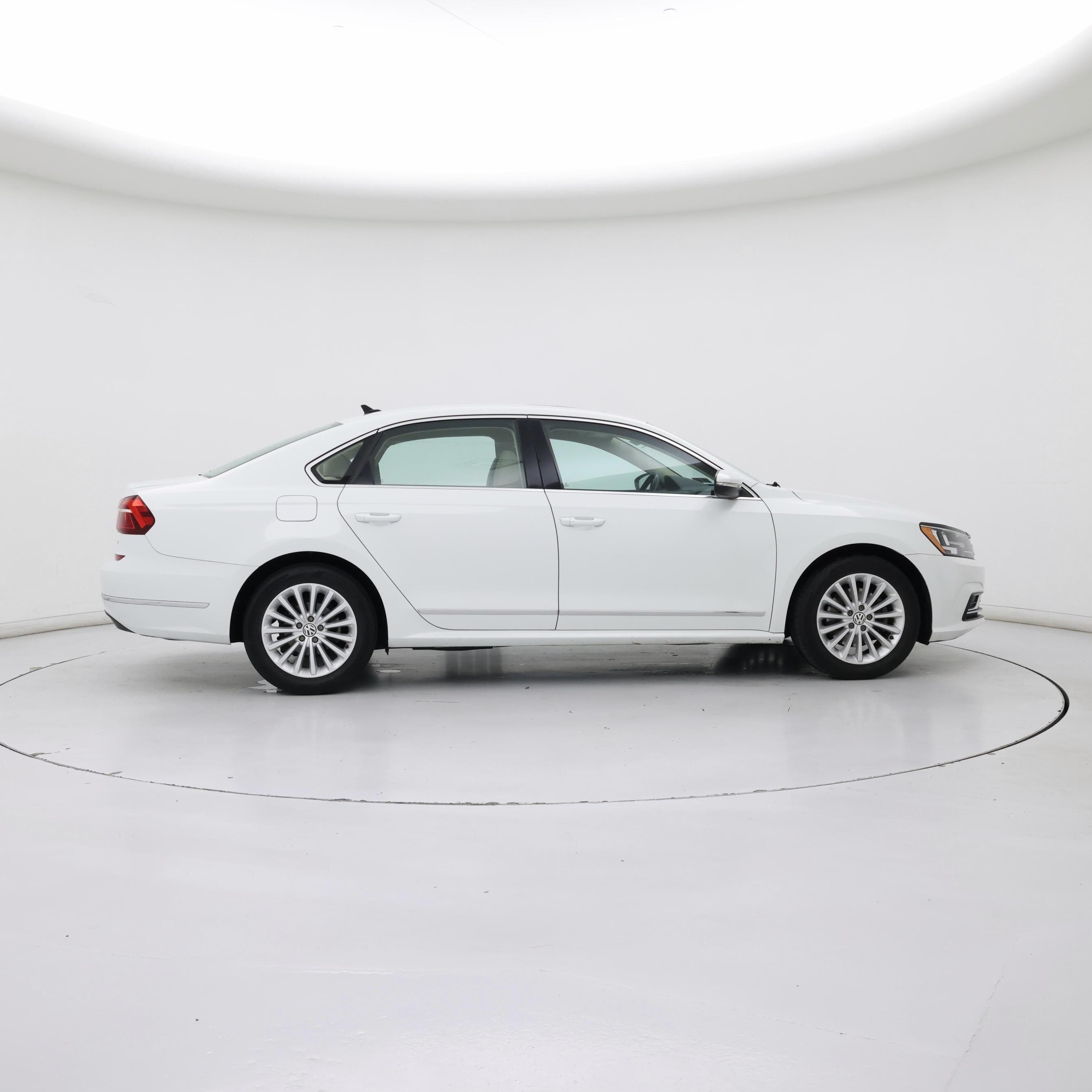 Thumbnail: 2017 Volkswagen Passat - 7