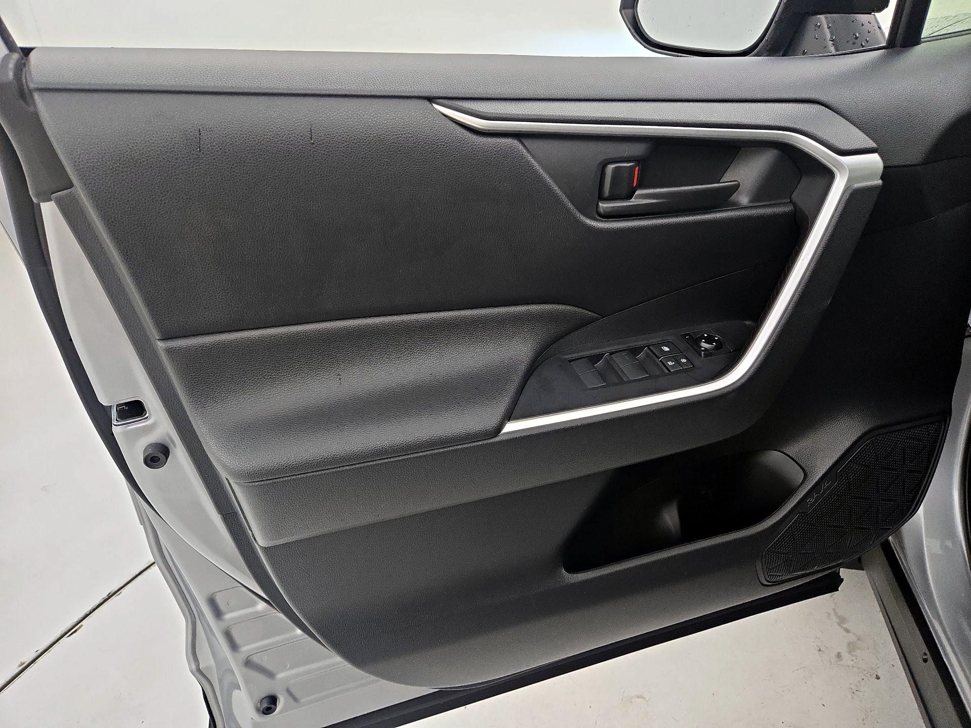 Thumbnail: 2020 Toyota RAV4 - 12