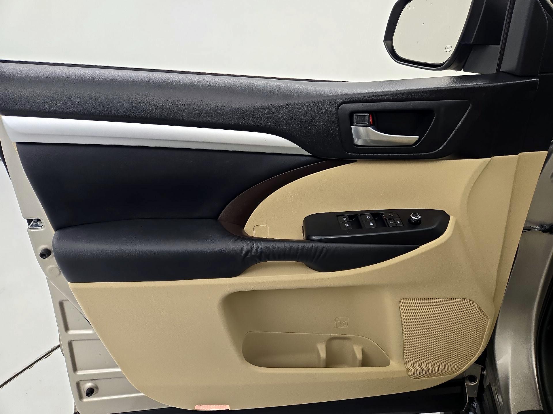 Thumbnail: 2015 Toyota Highlander - 12