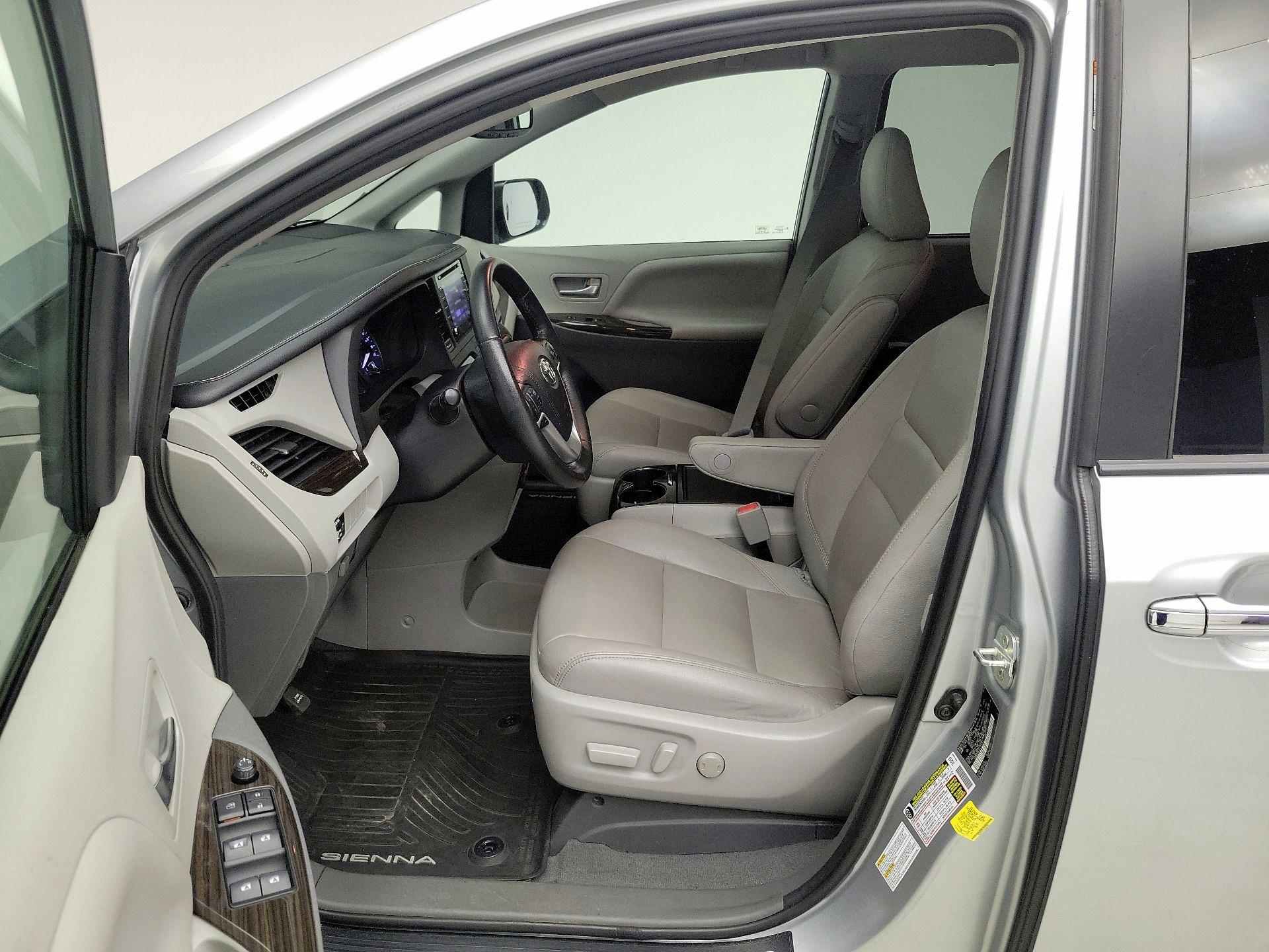 Thumbnail: 2020 Toyota Sienna - 11