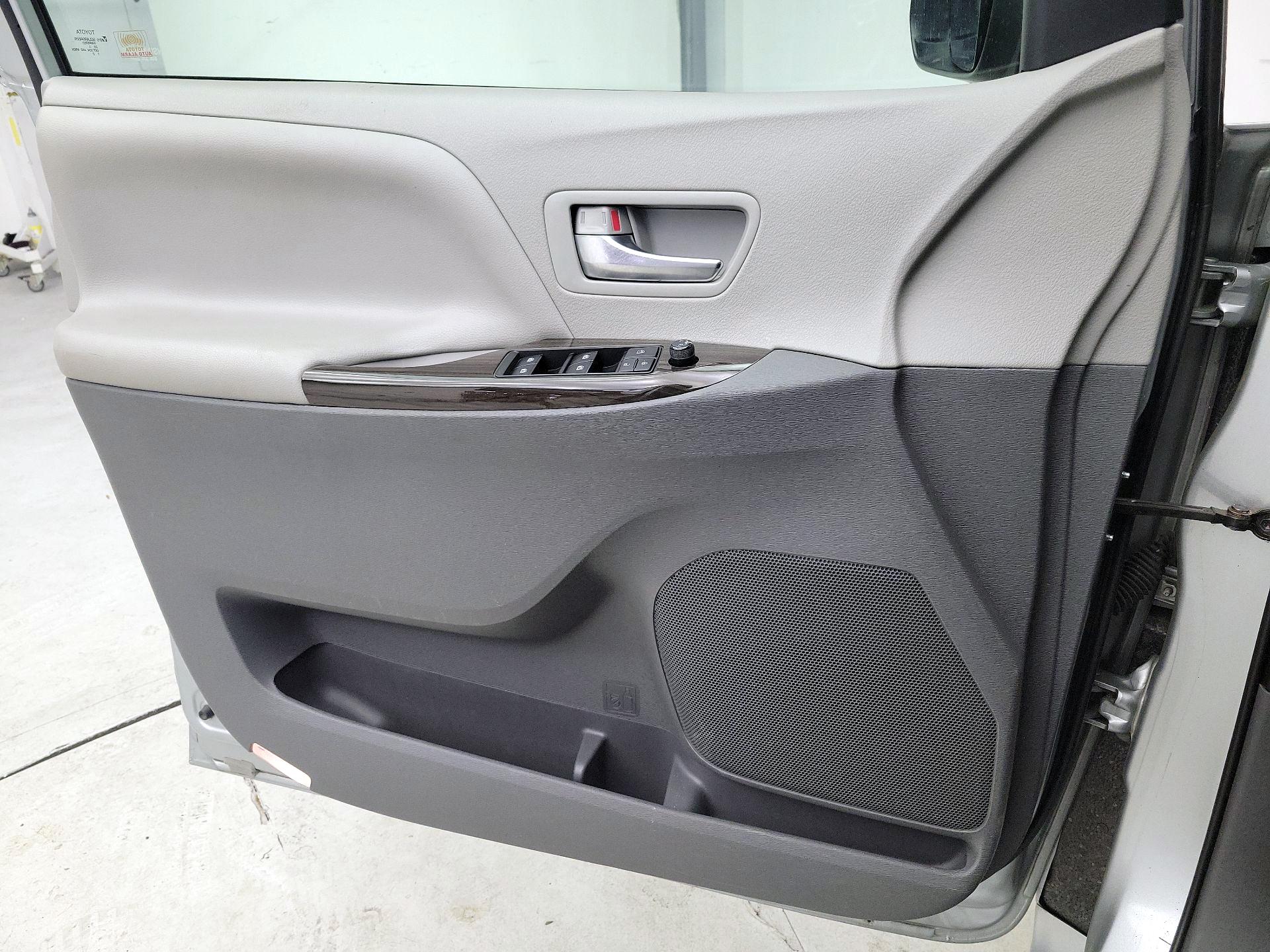 Thumbnail: 2020 Toyota Sienna - 12