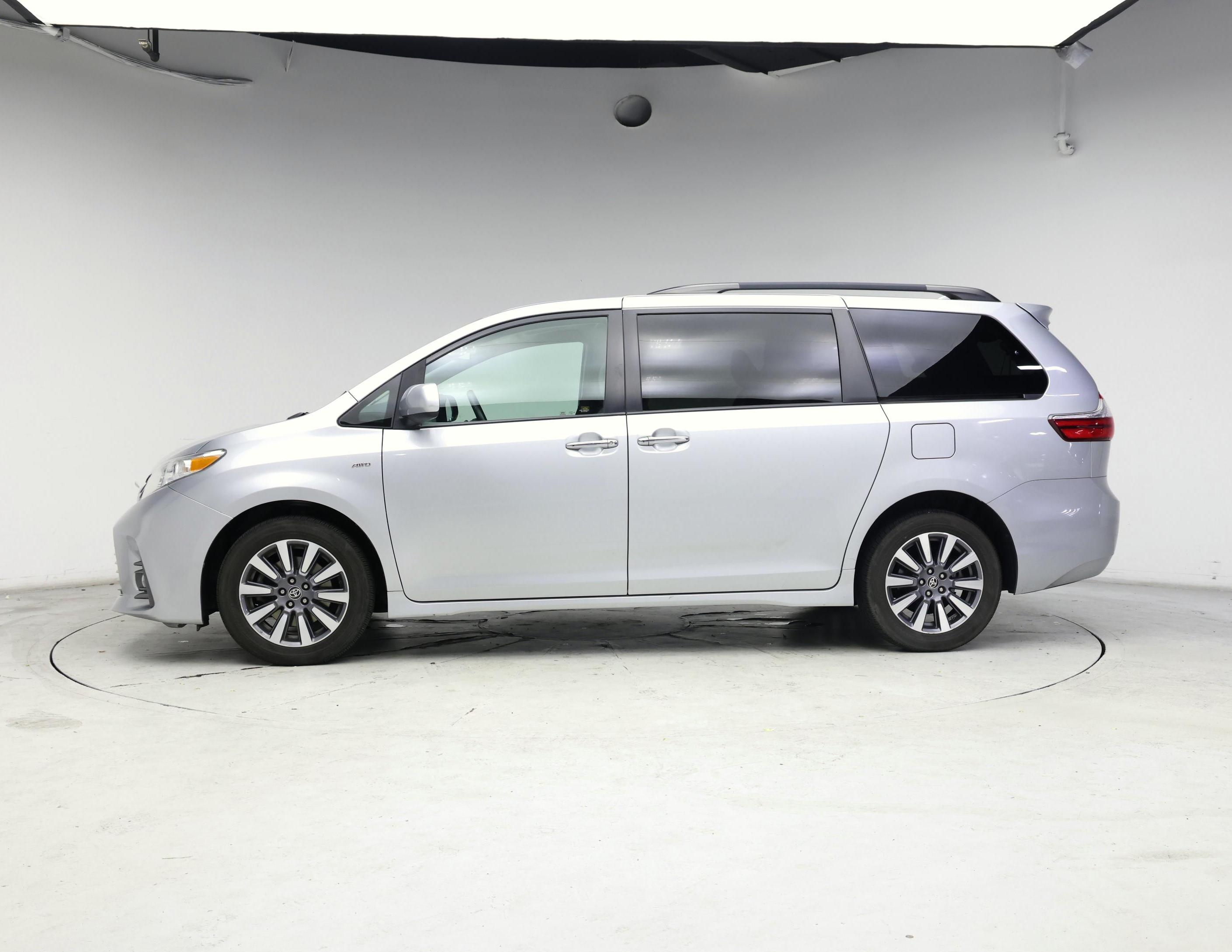 Thumbnail: 2020 Toyota Sienna - 3