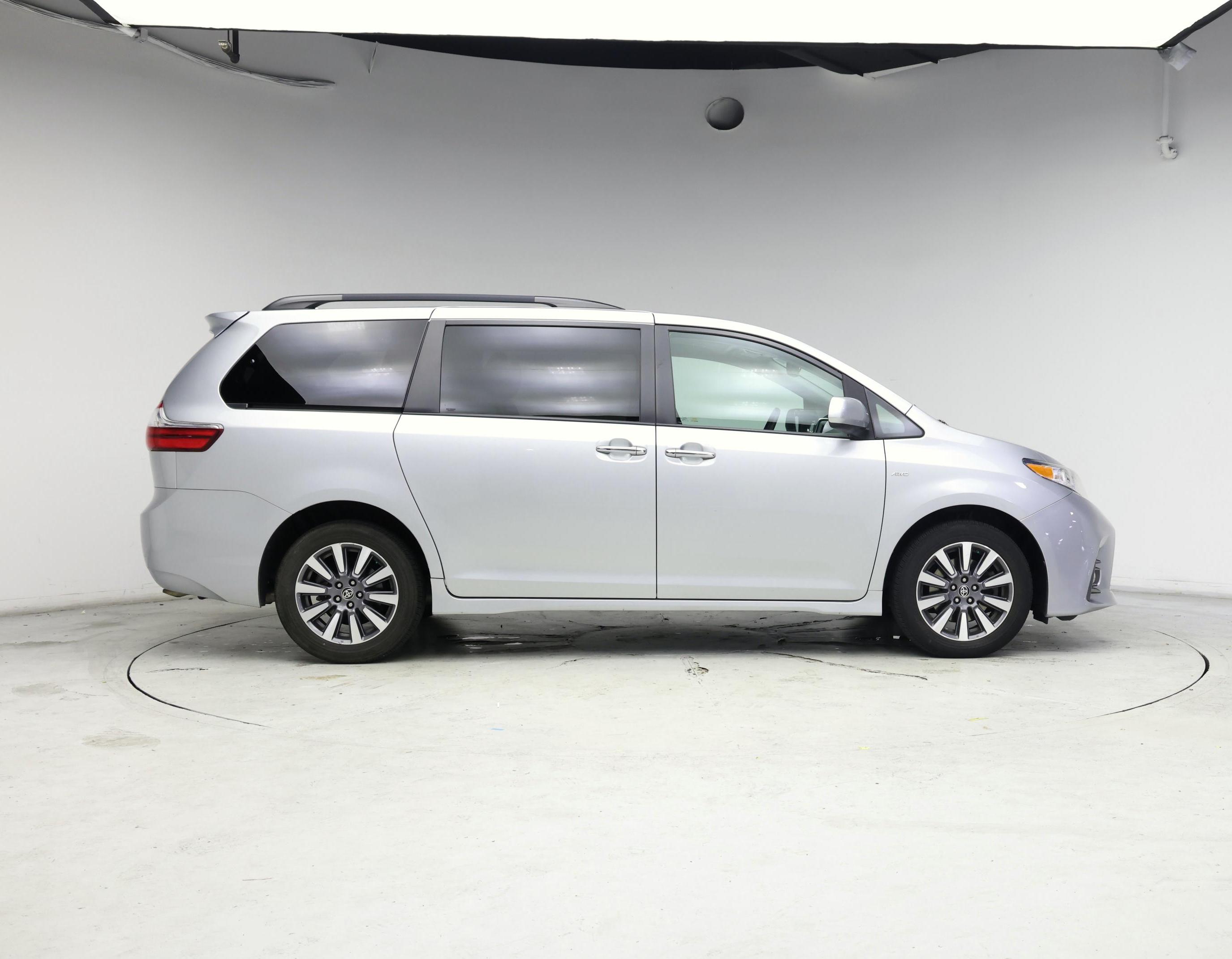 Thumbnail: 2020 Toyota Sienna - 7