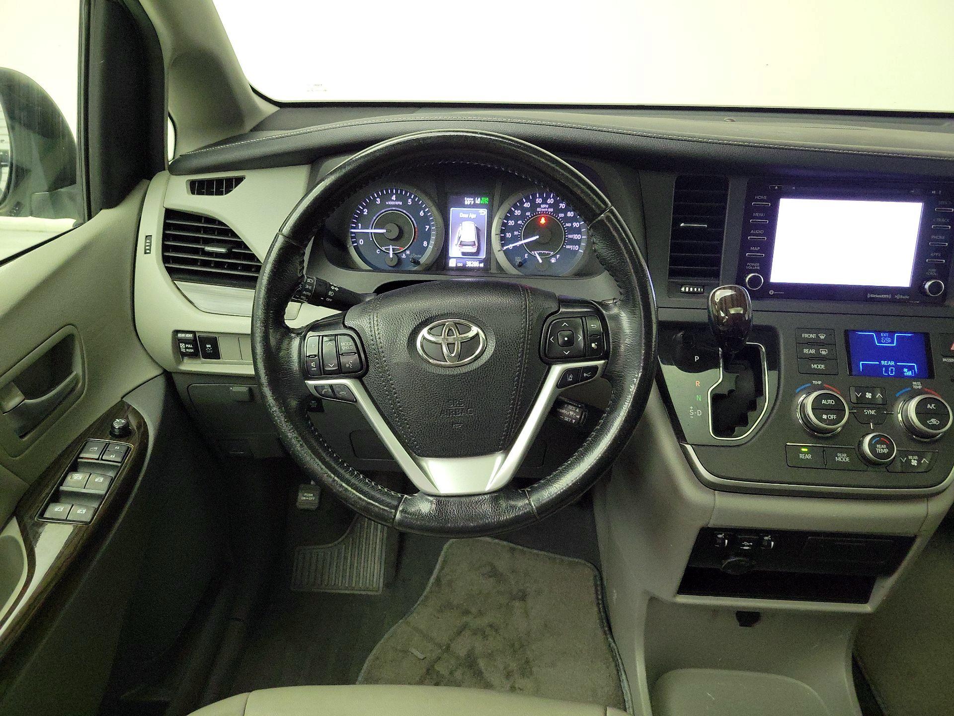 Thumbnail: 2020 Toyota Sienna - 10